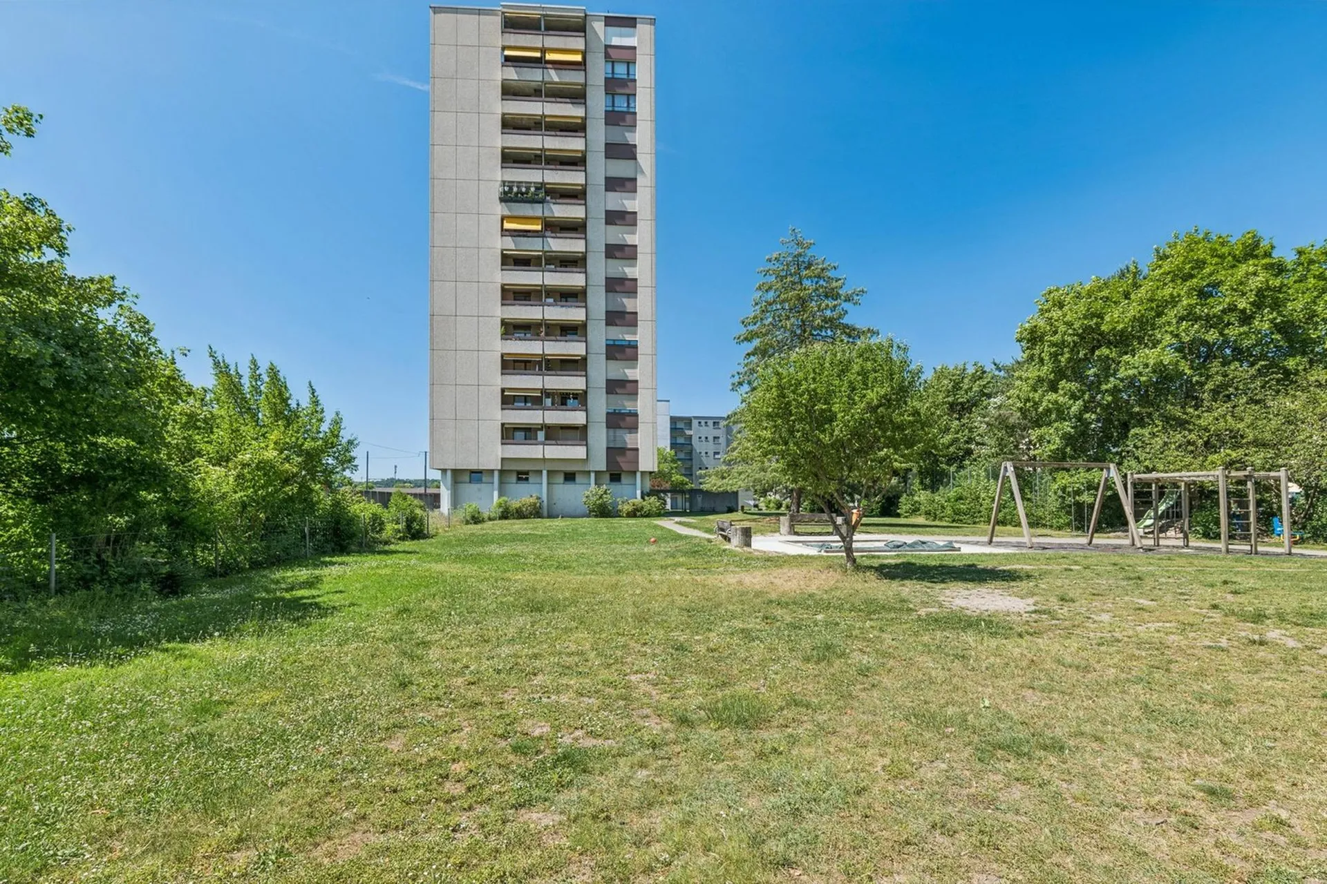 Attractive 4.5-room apartment with a view, elevator & underground parking