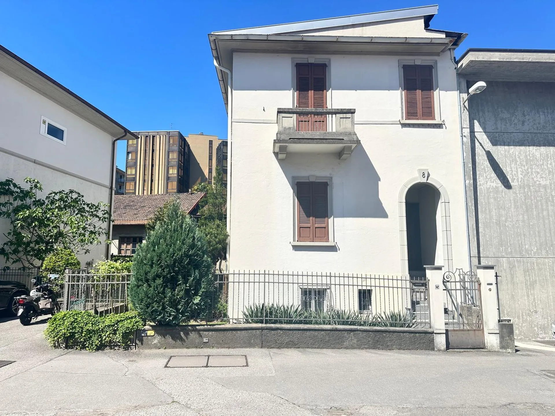 Ampia casa unifamiliare con giardino in tranquilla zona residenziale