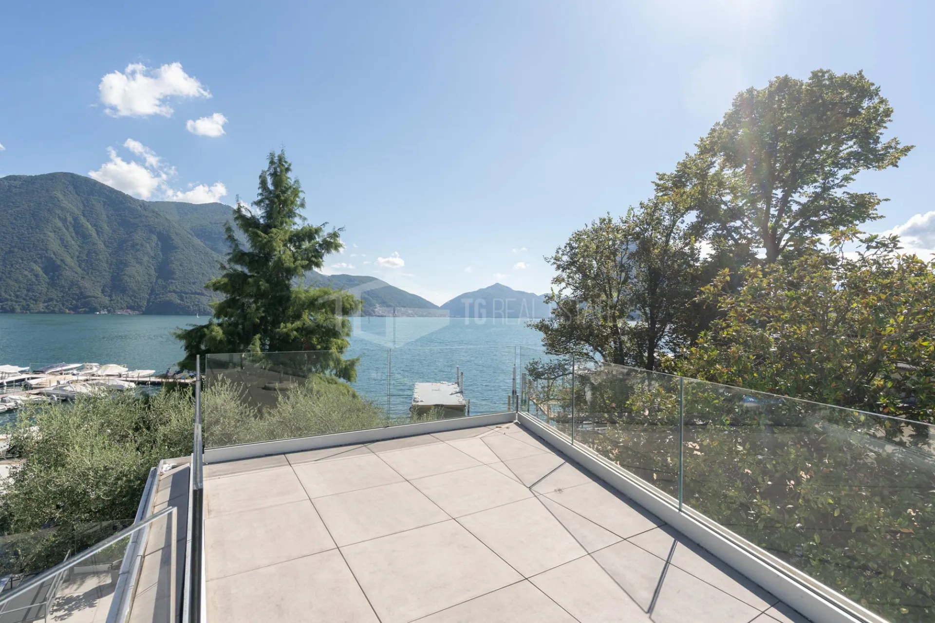 IN PRIMA FILA LAGO: ESCLUSIVO APPARTAMENTO AMMOBILIATO