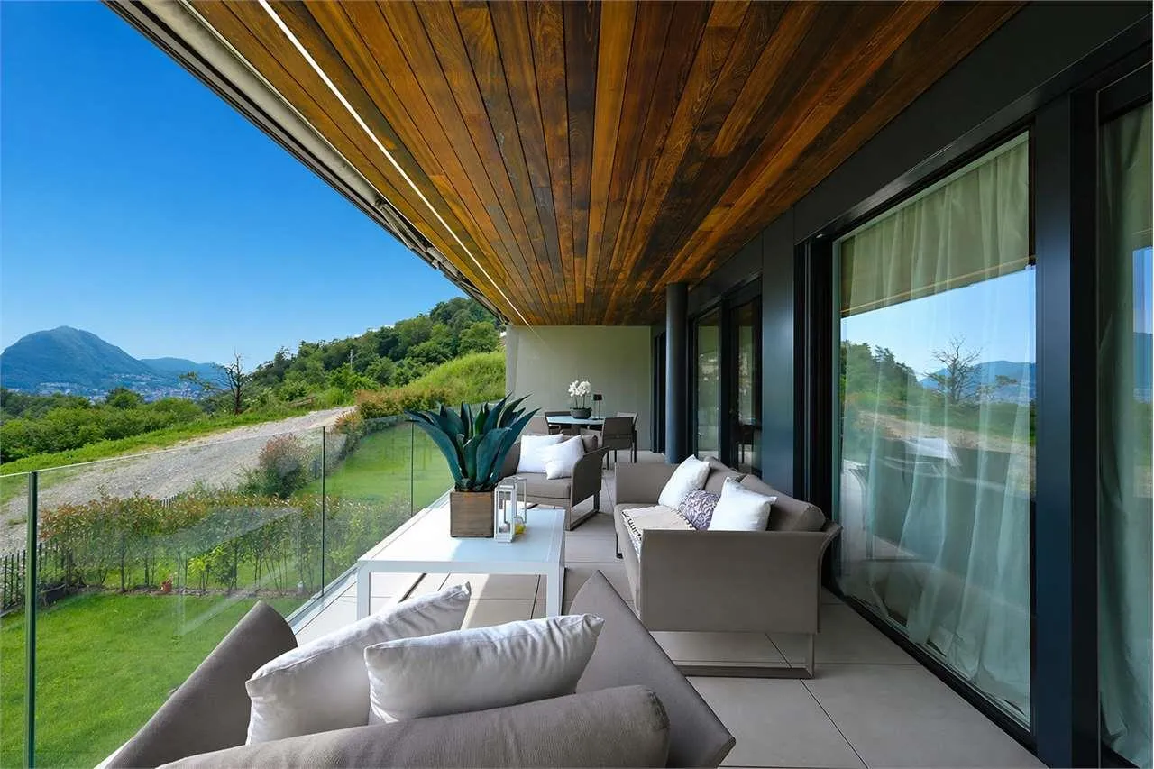 Moderno appartamento con ampia terrazza Vista Lago