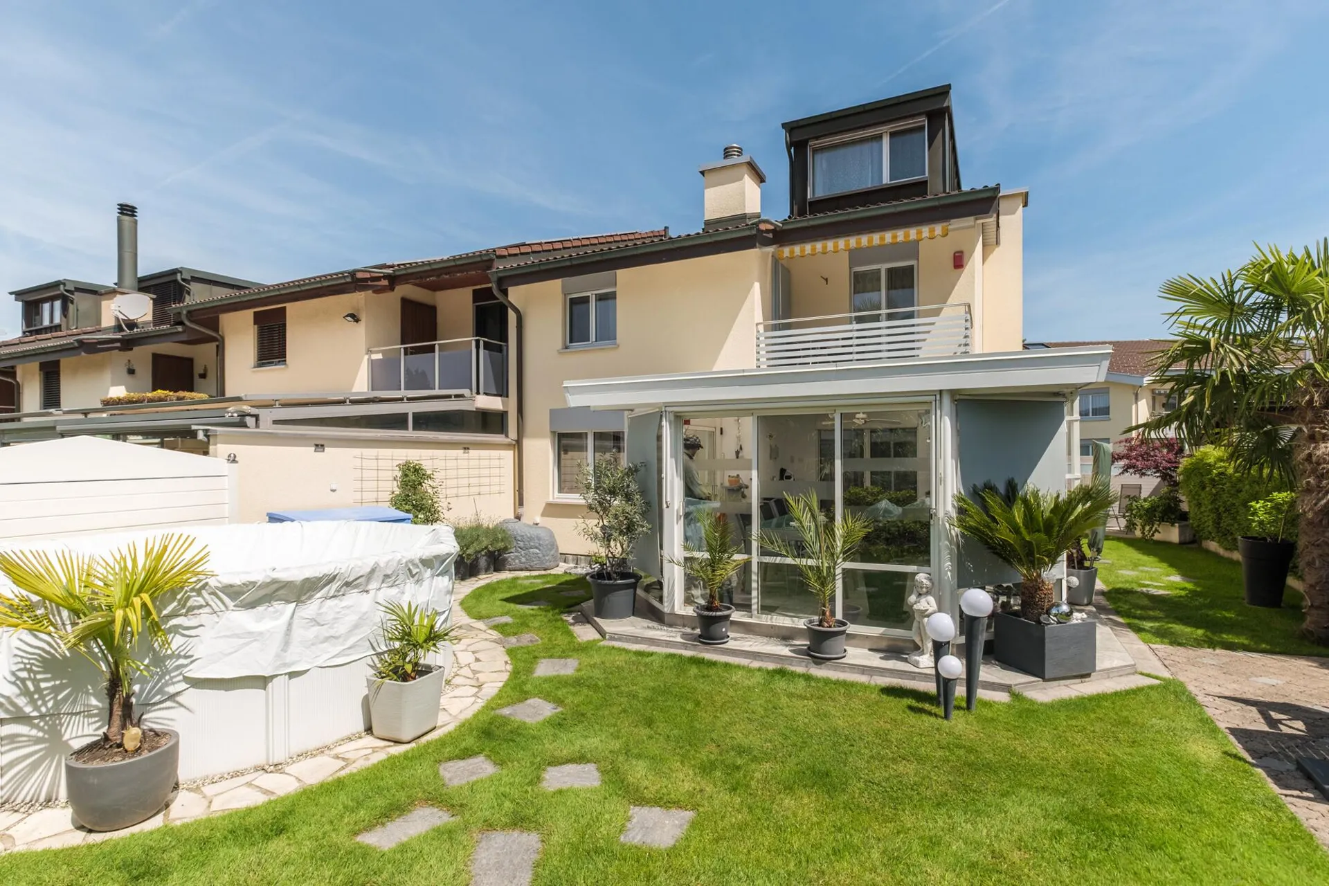 Charming semi-detached house with winter garden and garden idyll