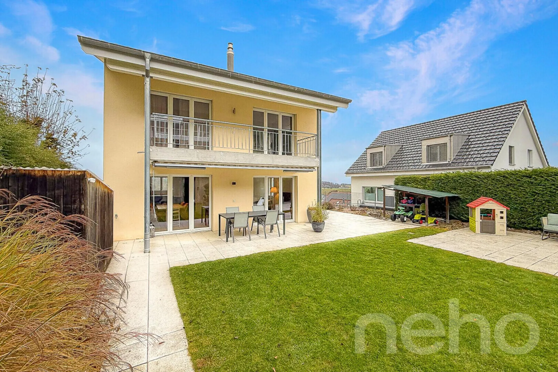 Modernes Zuhause mit hochwertigem Ausbau und gepflegtem Gartenparadies
