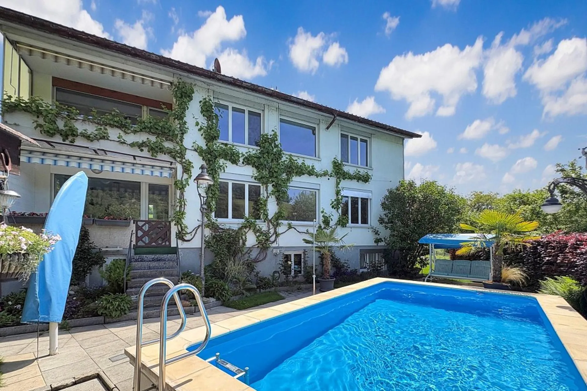 Casa a due famiglie con piscina e giardino da sogno sulla Worble