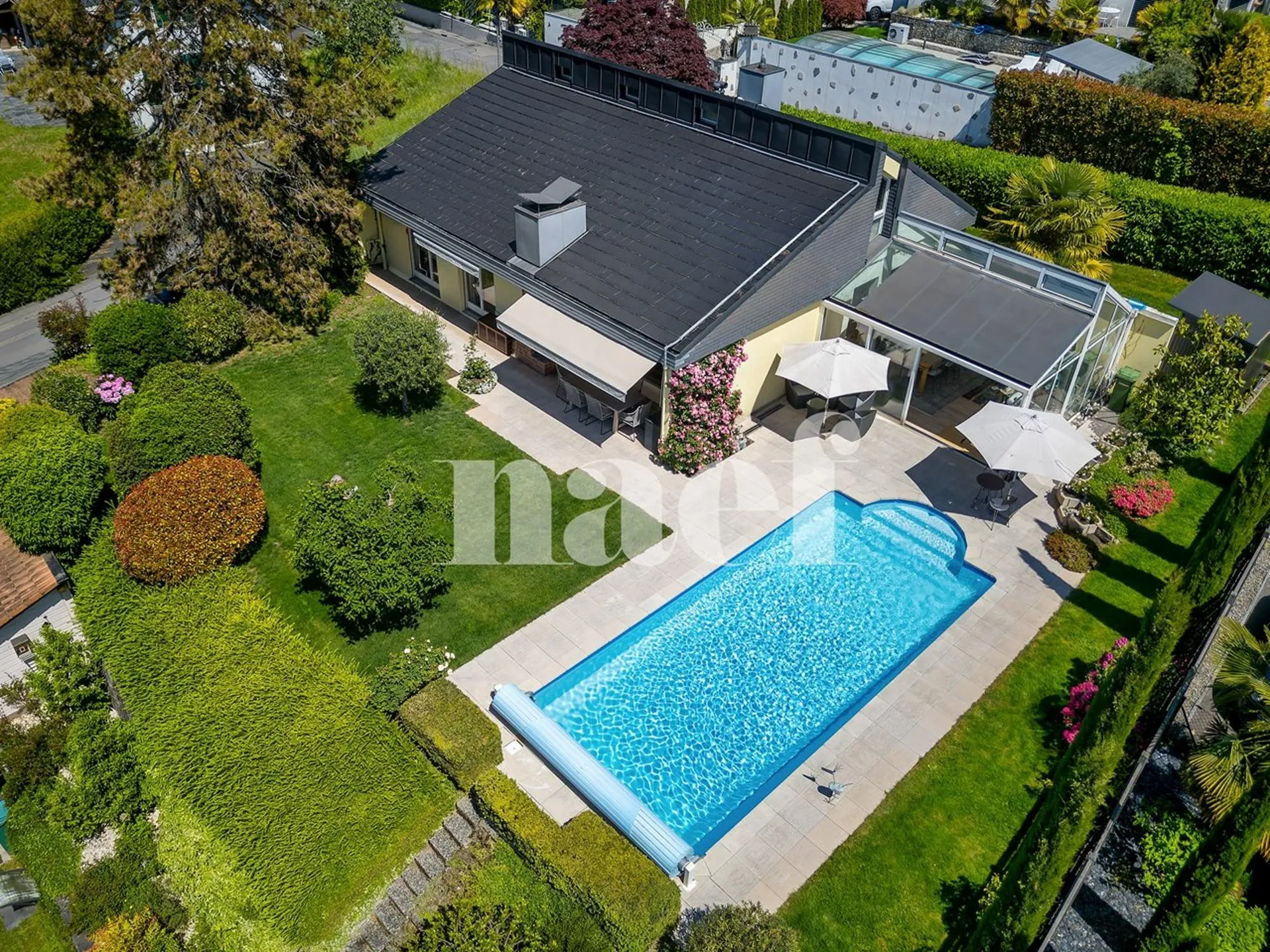 Beautiful individual villa with 7.5 rooms and outdoor pool for sale in Villeneuve