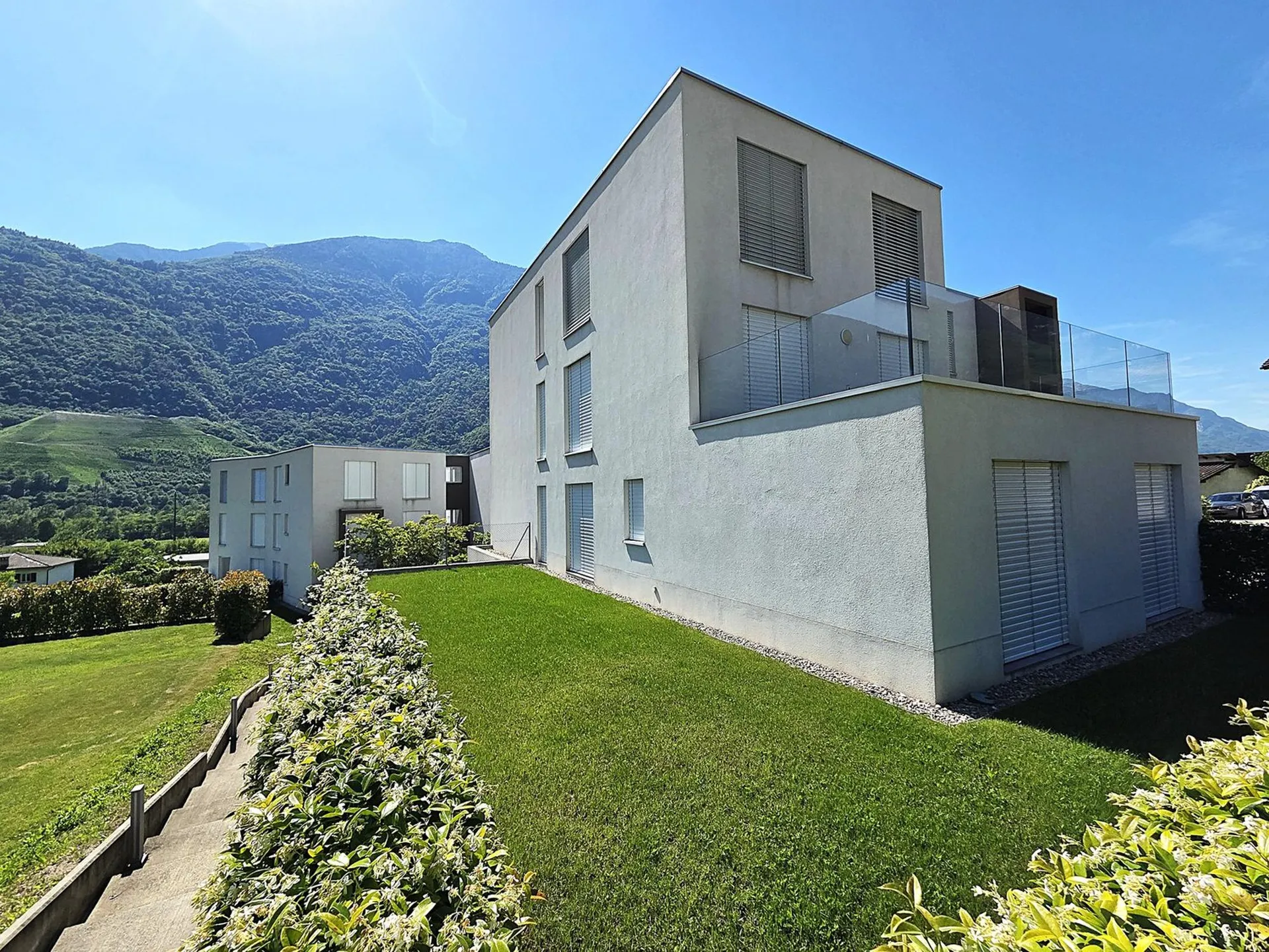 Moderno appartamento  di 4.5 locali con giardino a Claro – Nuova costruzione con vista