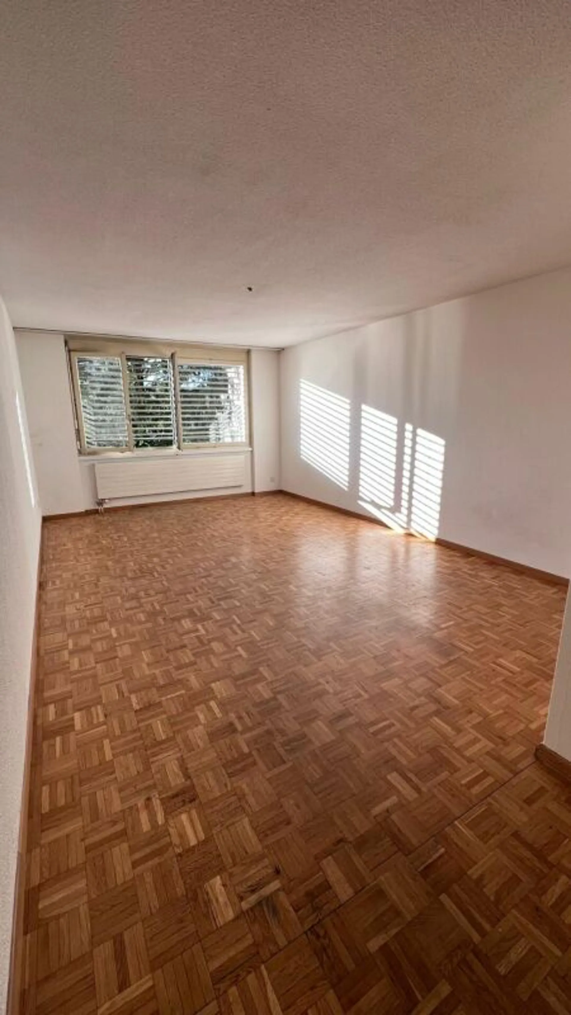Schöne helle 1 1/2 Zimmer Wohnung Altbau