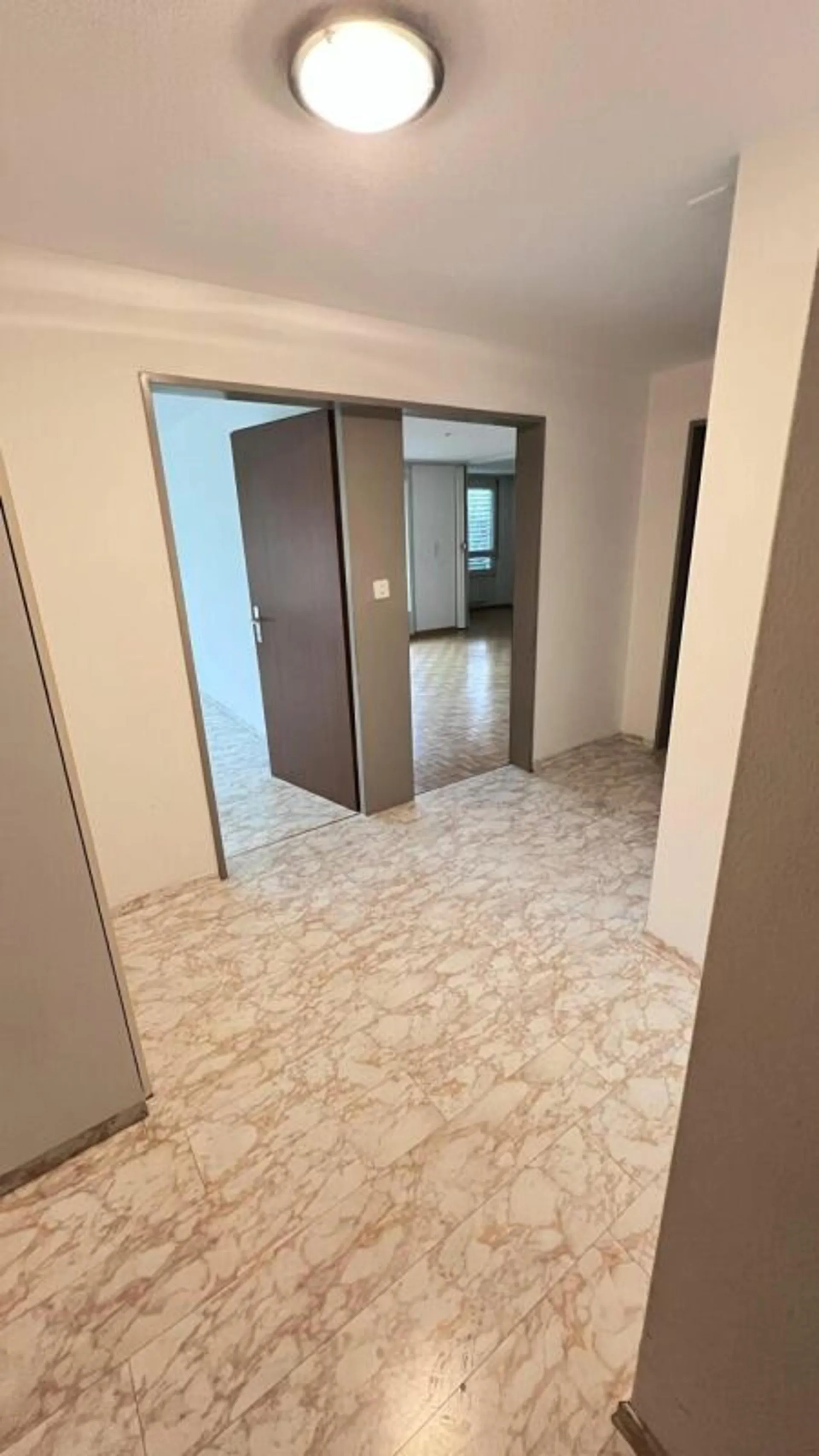 Schöne helle 2 1/2 Zimmer Wohnung Altbau 1.OG