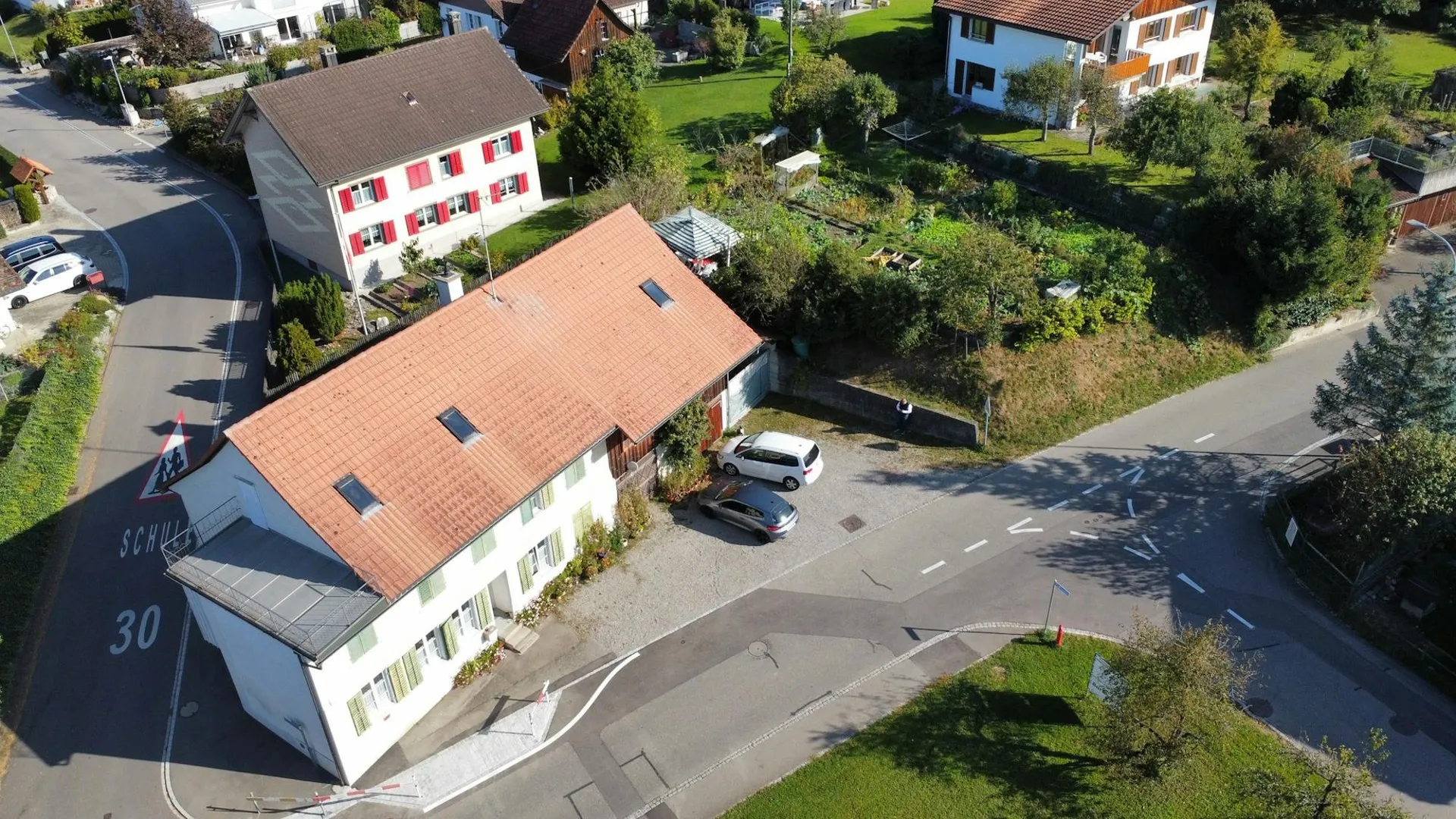 Für Selbstnutzer oder Kleinanleger: Charmantes Wohnensemble mit zwei Wohnungen und grosser Scheune