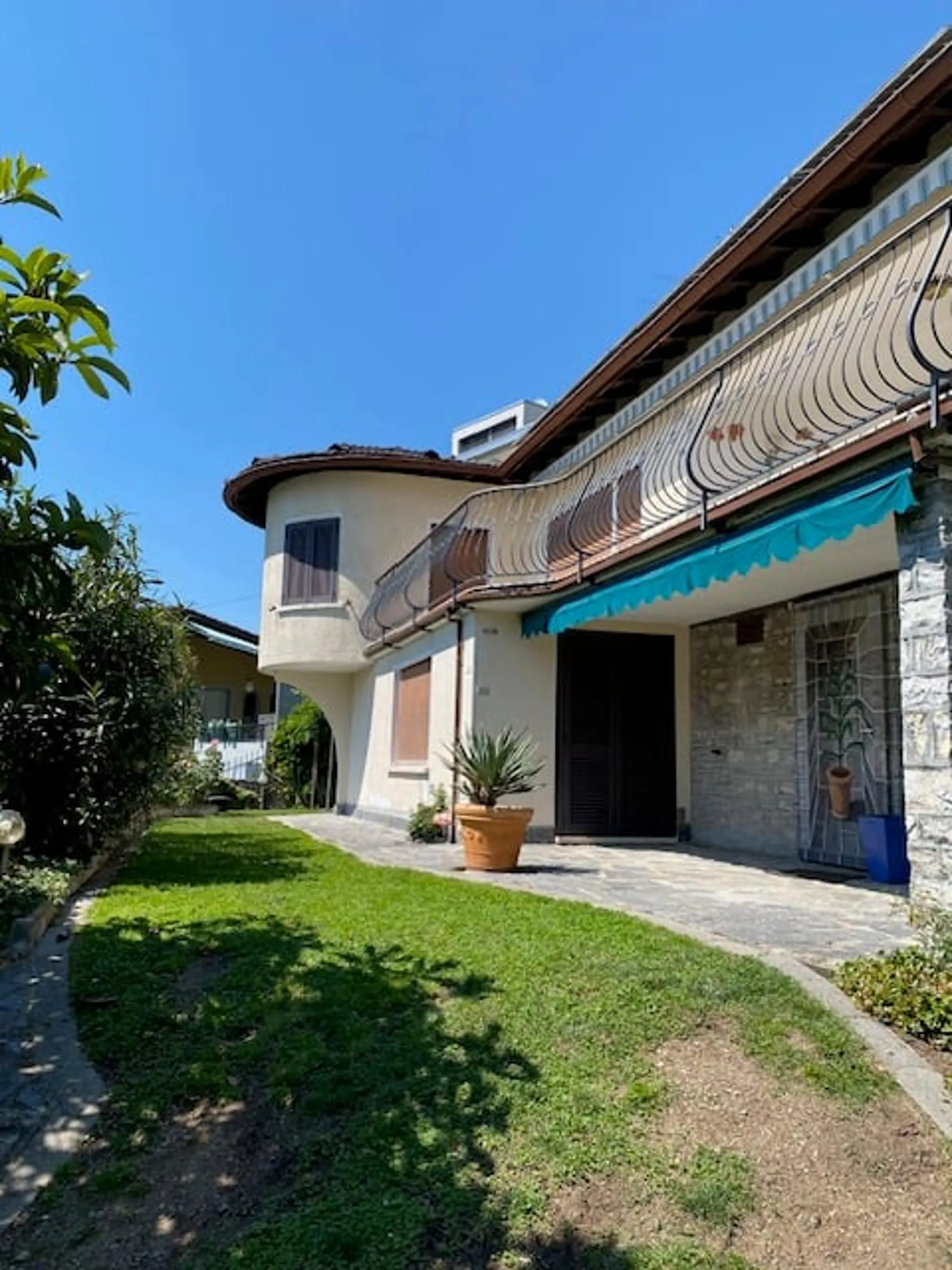 Una bella proprietà con grande giardino a Rovio