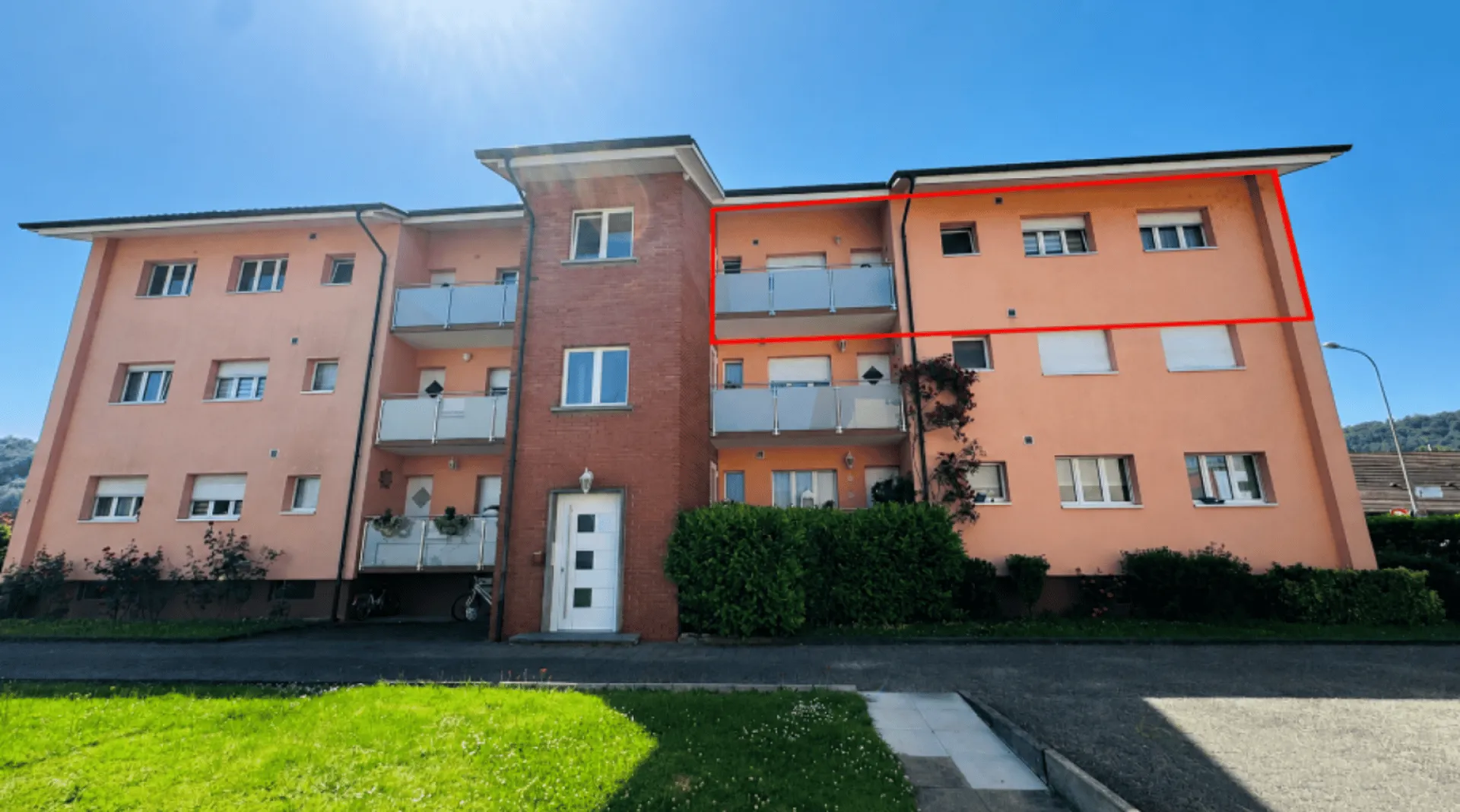 Grosszügige 5.5-Zimmer-Wohnung mit mehreren Balkonen, Carport, Parkplatz & viel Stauraum
