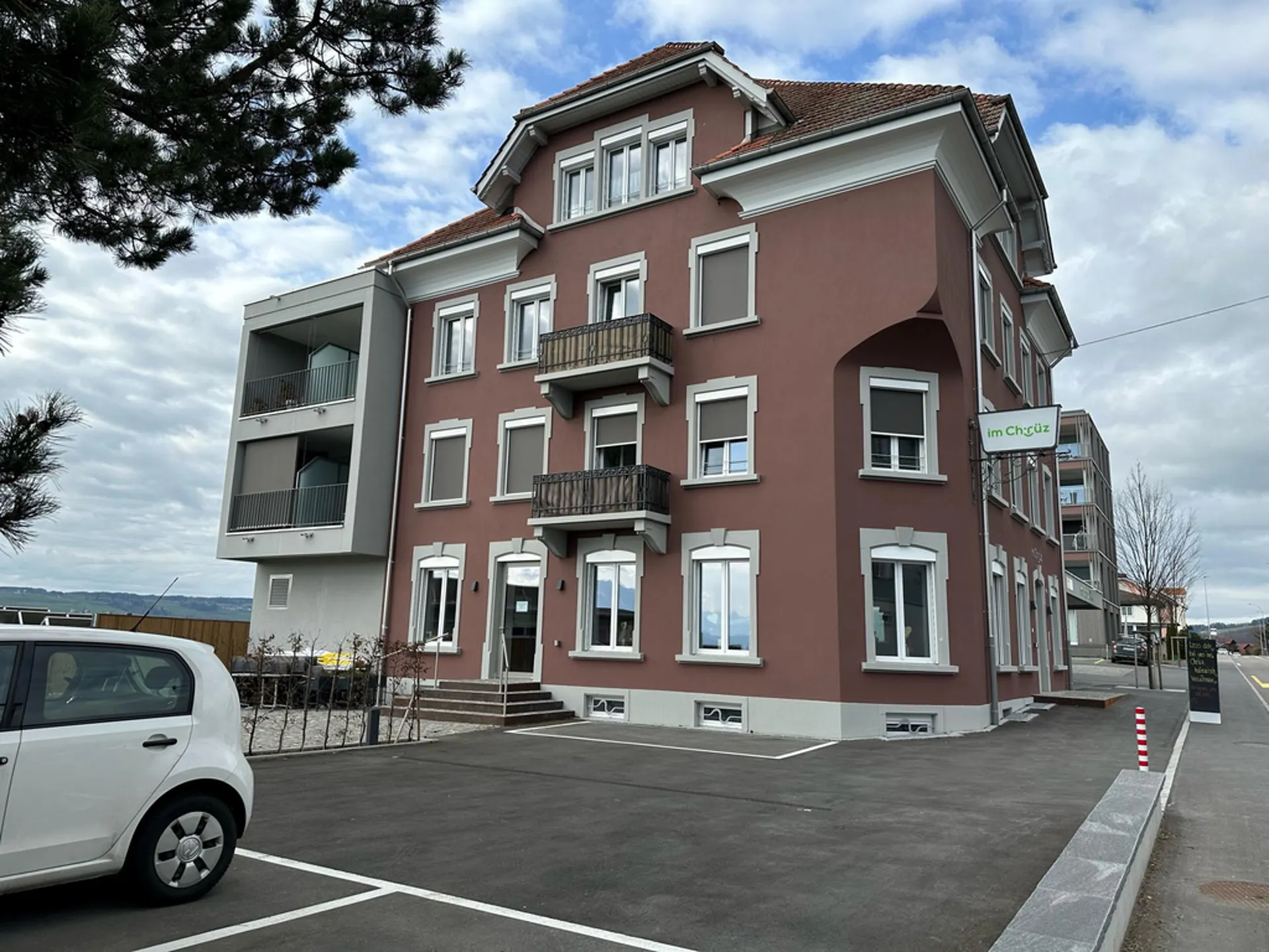 Lichtdurchflutete, moderne Wohnung mit Altbaucharme