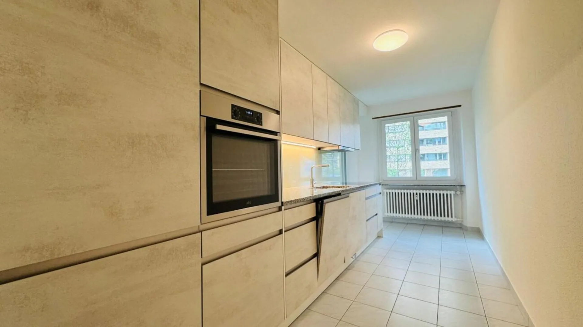 Neuwertige 3.5-Zimmerwohnung mit 2 Balkonen, separatem WC und moderner Küche - per sofort verfügbar