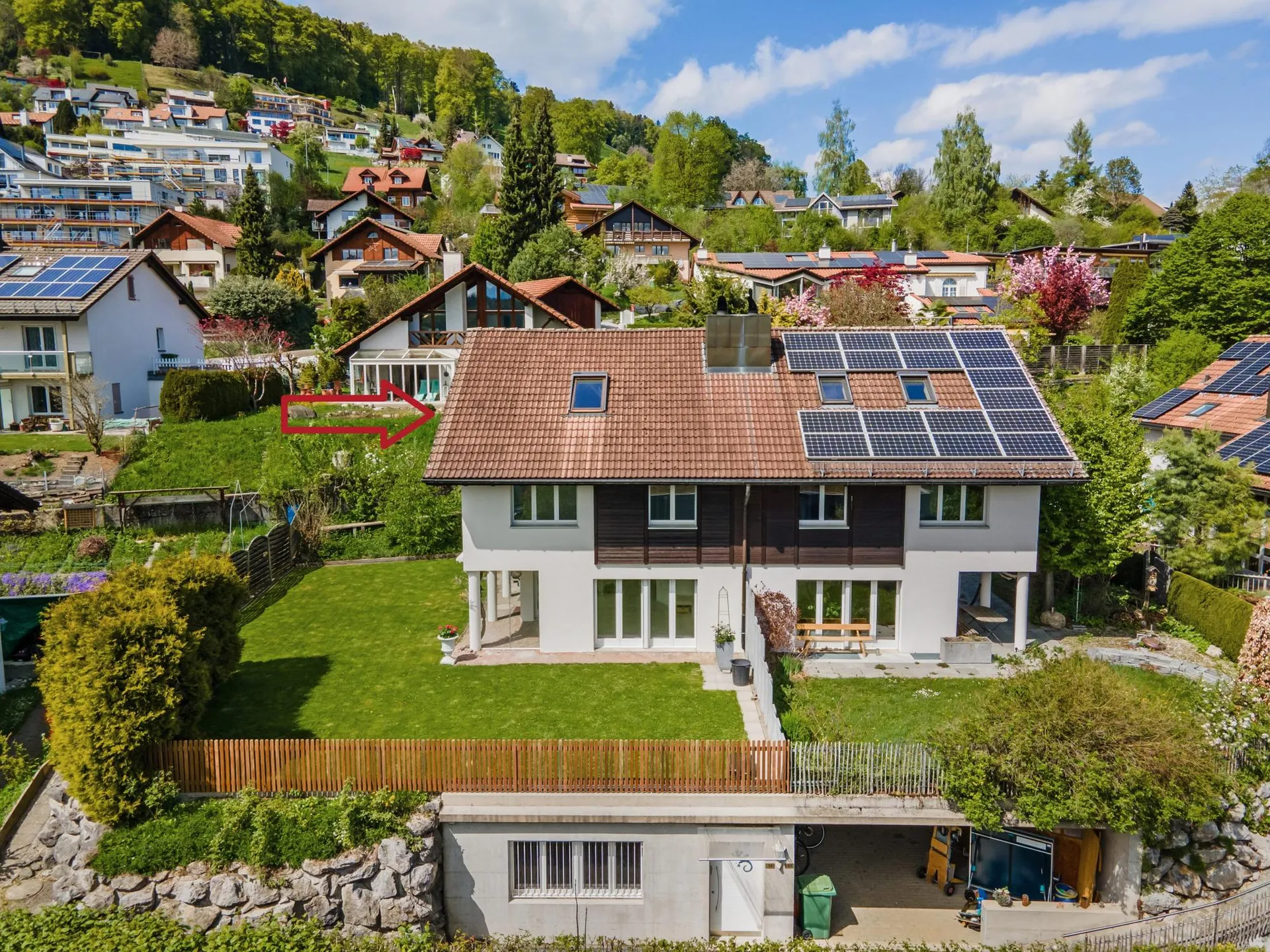 Charmantes 5.5-Zimmer-Doppeleinfamilienhaus mit Weitsicht & Gartenparadies am Ende einer Sackgasse