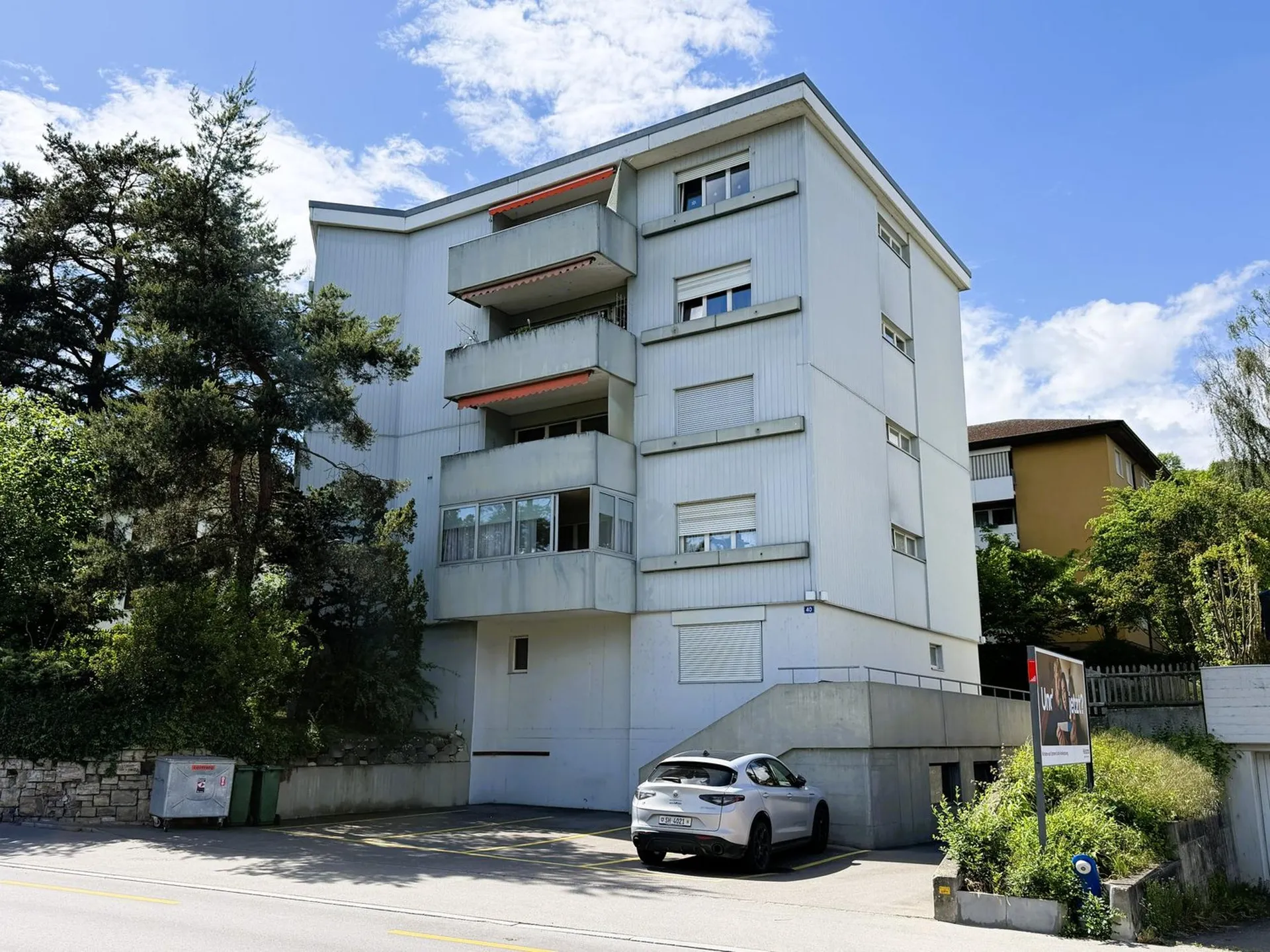 Grosszügige 3.5-Zimmer-Wohnung mit Balkon und  Autoeinstellplatz in Neuhausen am Rheinfall
