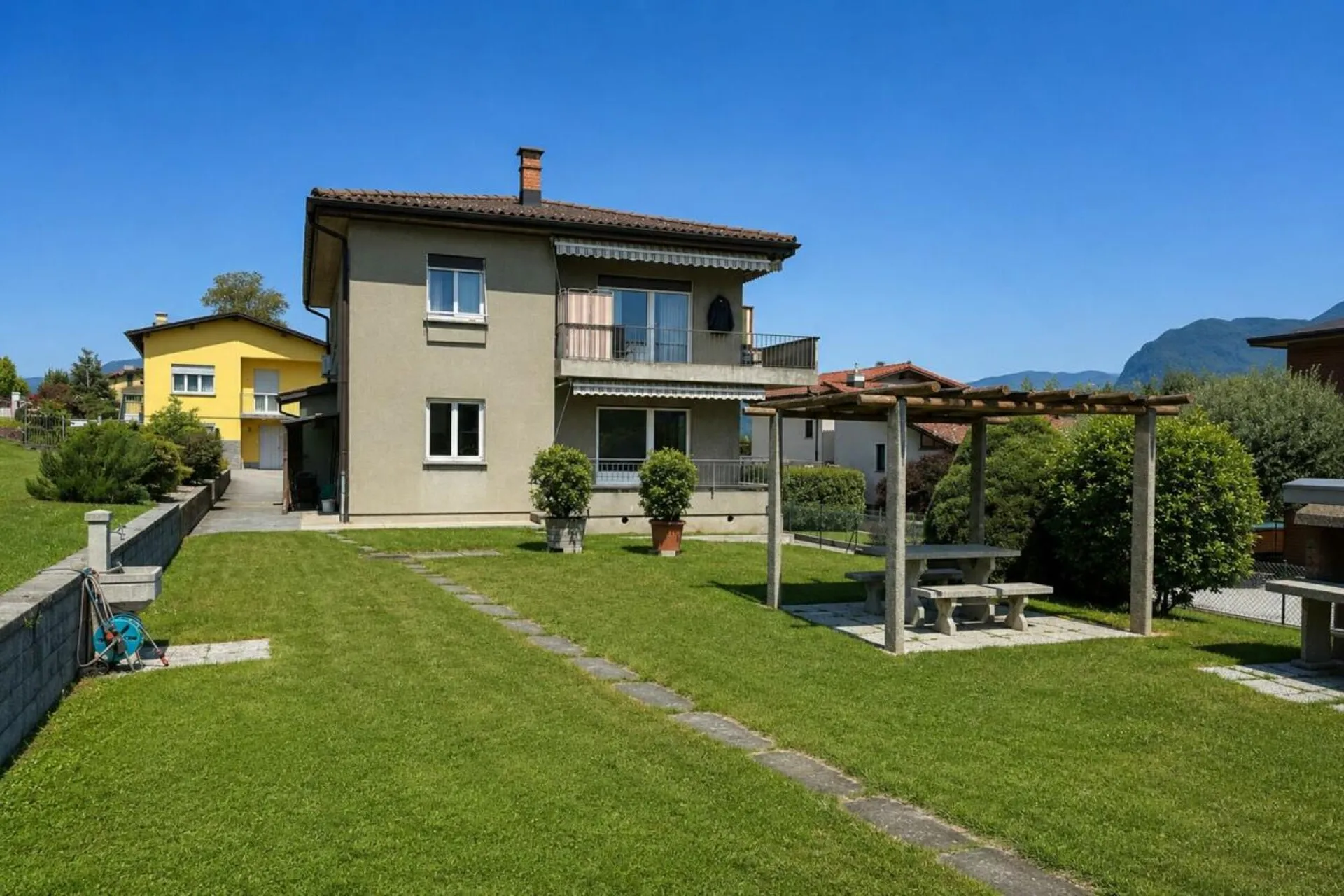 Affittasi a Novazzano appartamento di 3.5 locali in casa bifamiliare con grande terrazza e accesso diretto al giardino