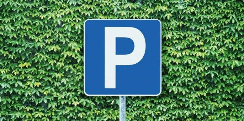 Place de parc extérieur au centre ville