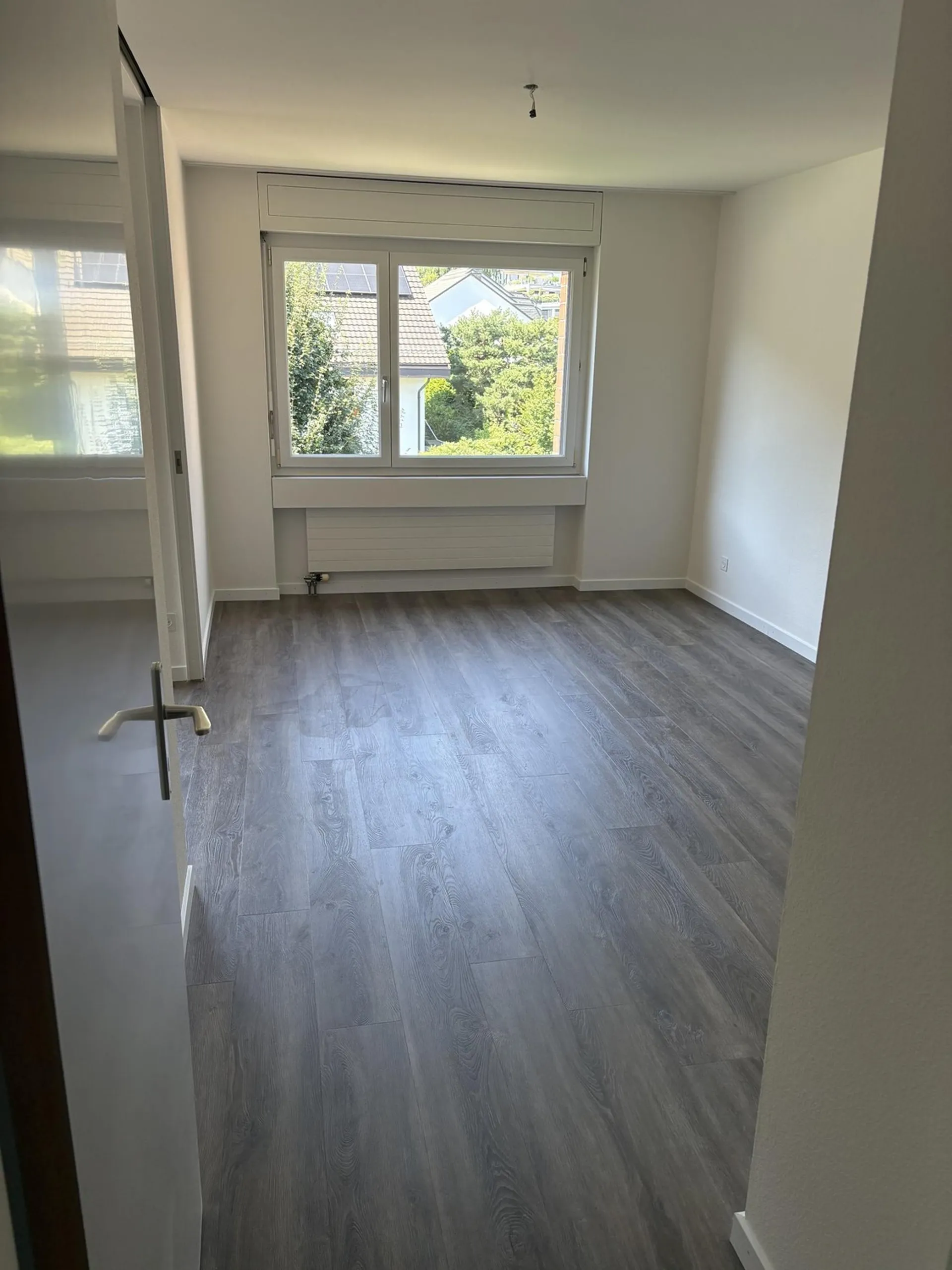Wunderschöne 2.5-Zimmer-Wohnung mit Garagenplatz per 1.8.26 zu vermieten - Ruhige Lage mit Aussicht!