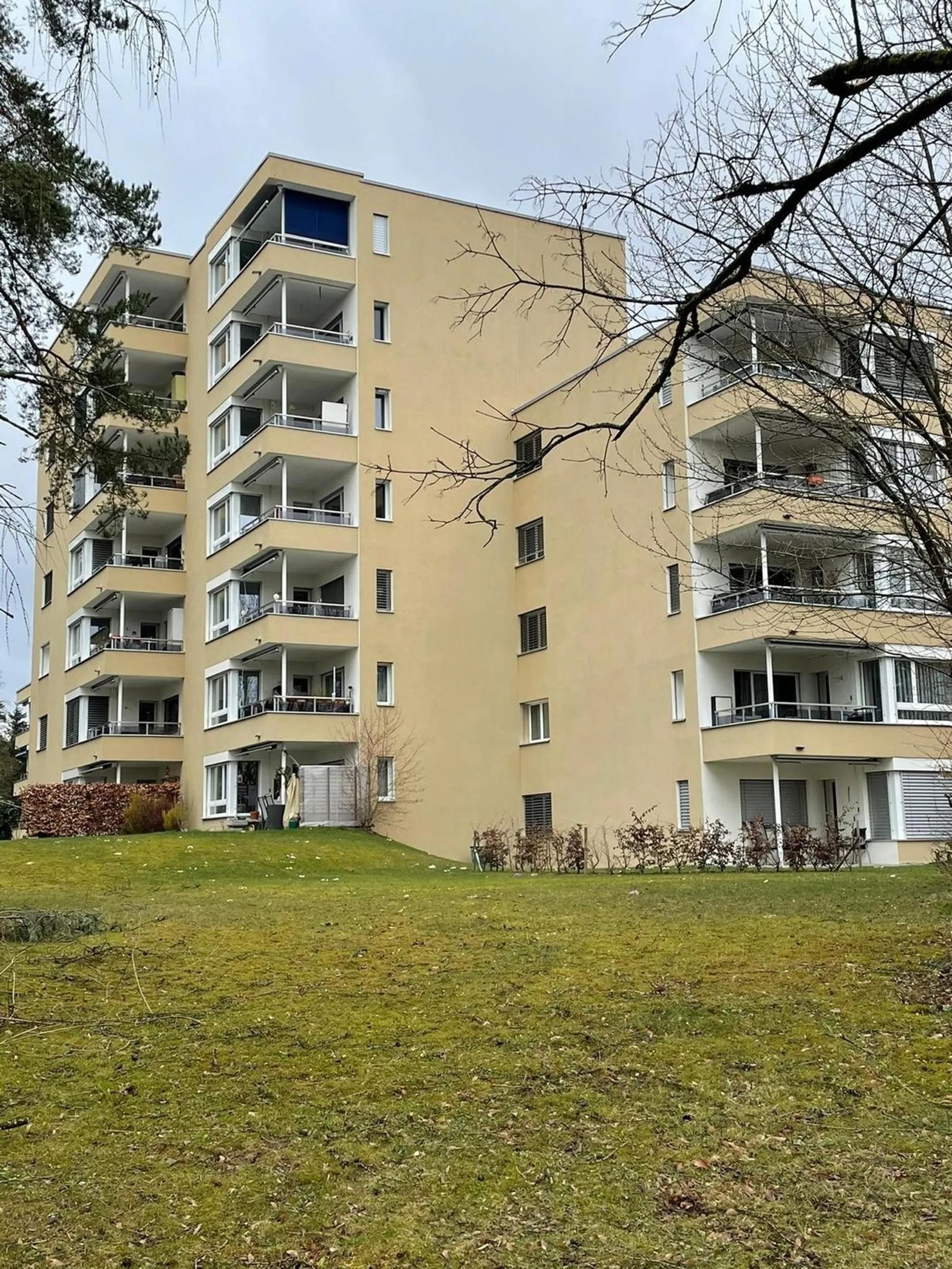 3 1/2-Zimmerwohnung mit Balkon und Sicht ins Grüne