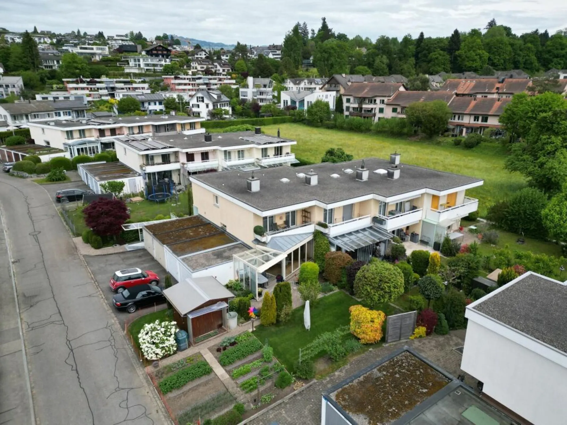 4.5-Zimmer-Reiheneckhaus mit Pergola und schöner Gartenanlage