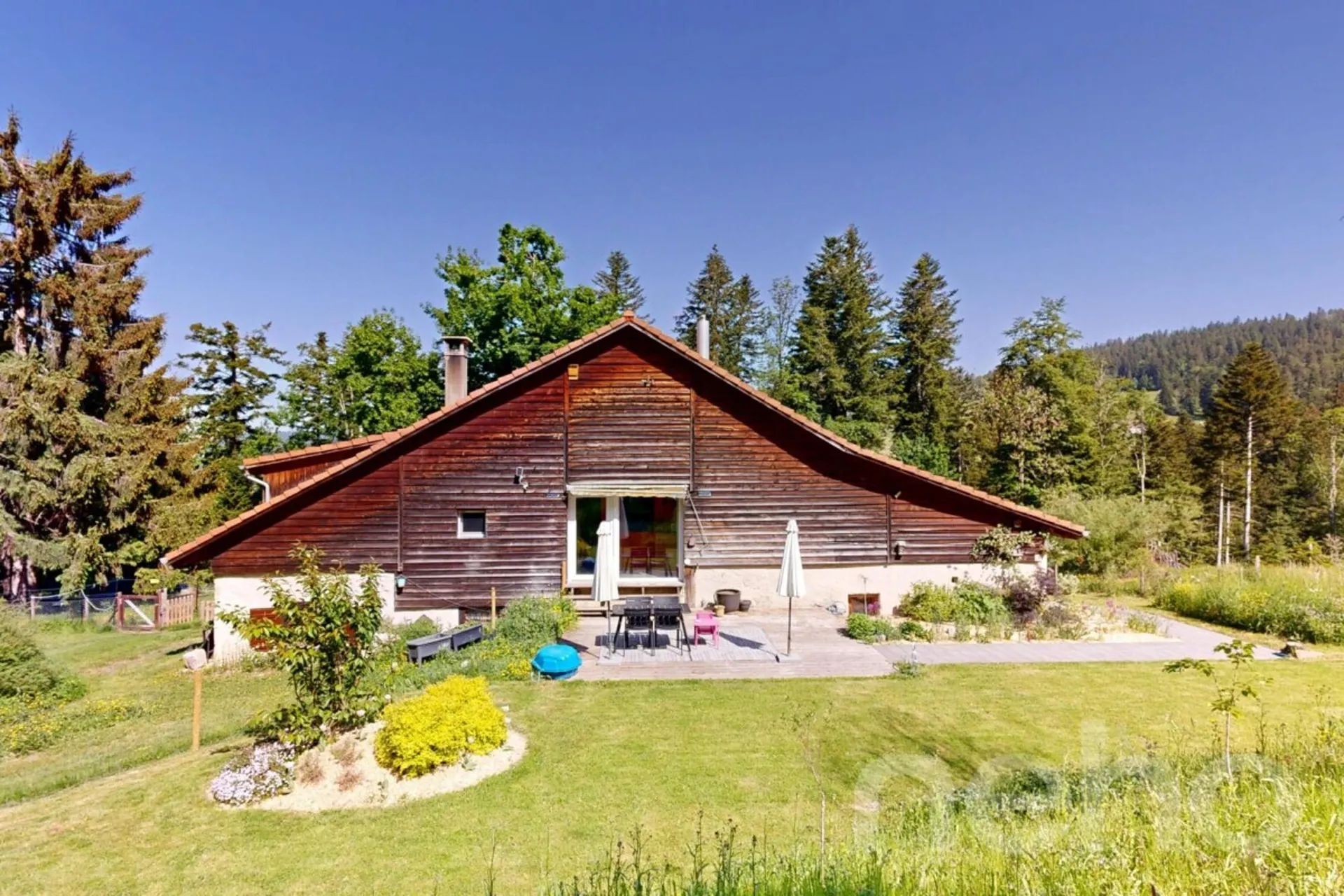 Ferme 1640 rénovée : 2 appts + immense grange à fort potentiel