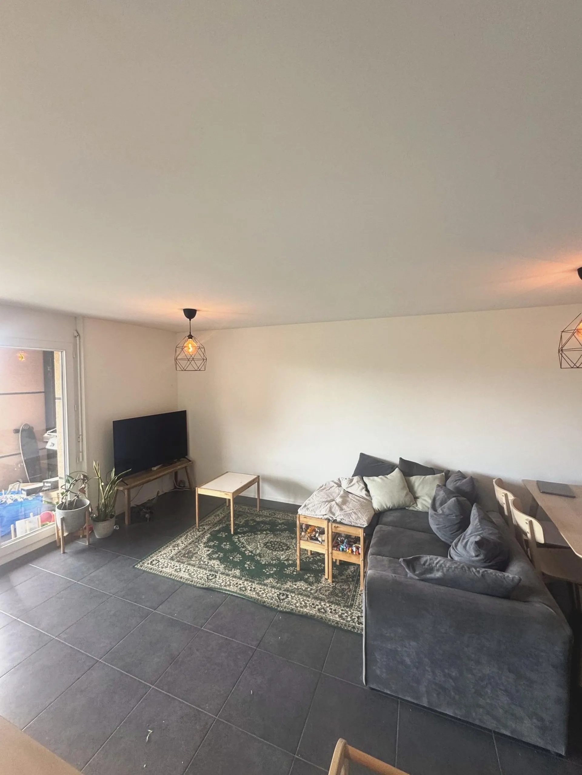 3.5 APPARTEMENT BURSINS MODERNE AVEC BALCON  DISPONIBLE DÈS LE 1ER AOÛT (négociable)