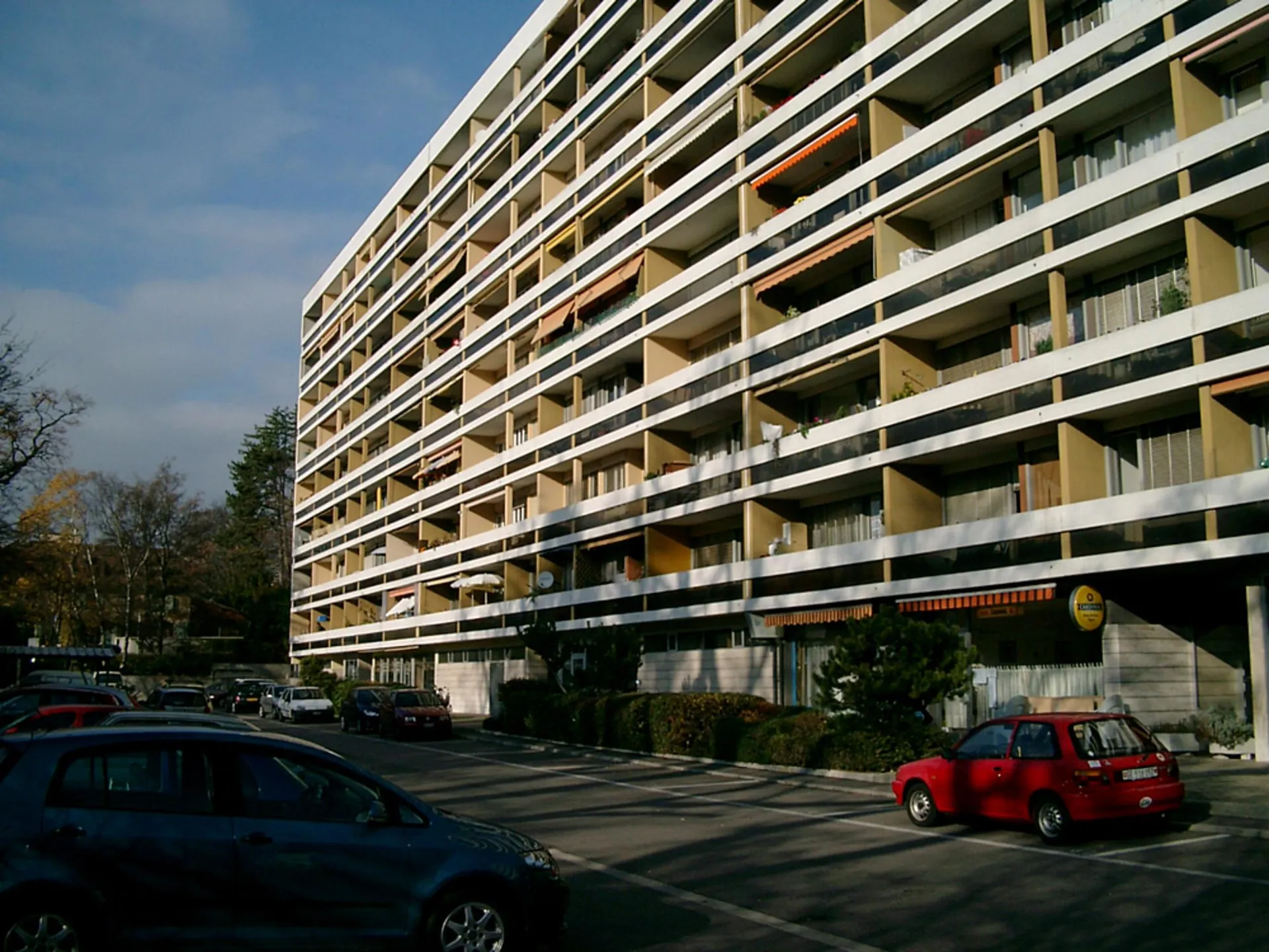 Appartement de 2 pièces avec balcon, situé au 8ème étage.