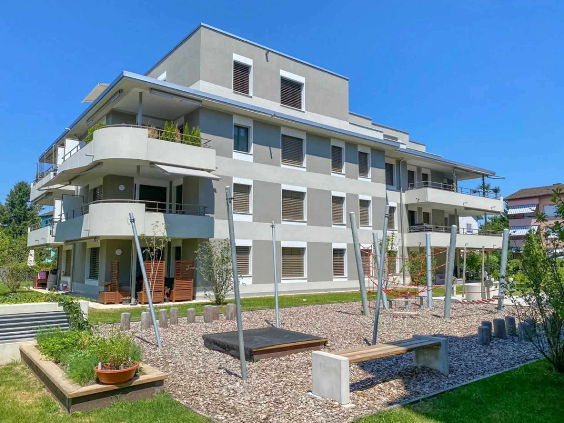 Moderne Erdgeschosswohnung in der Nähe vom Flugplatz Dübendorf