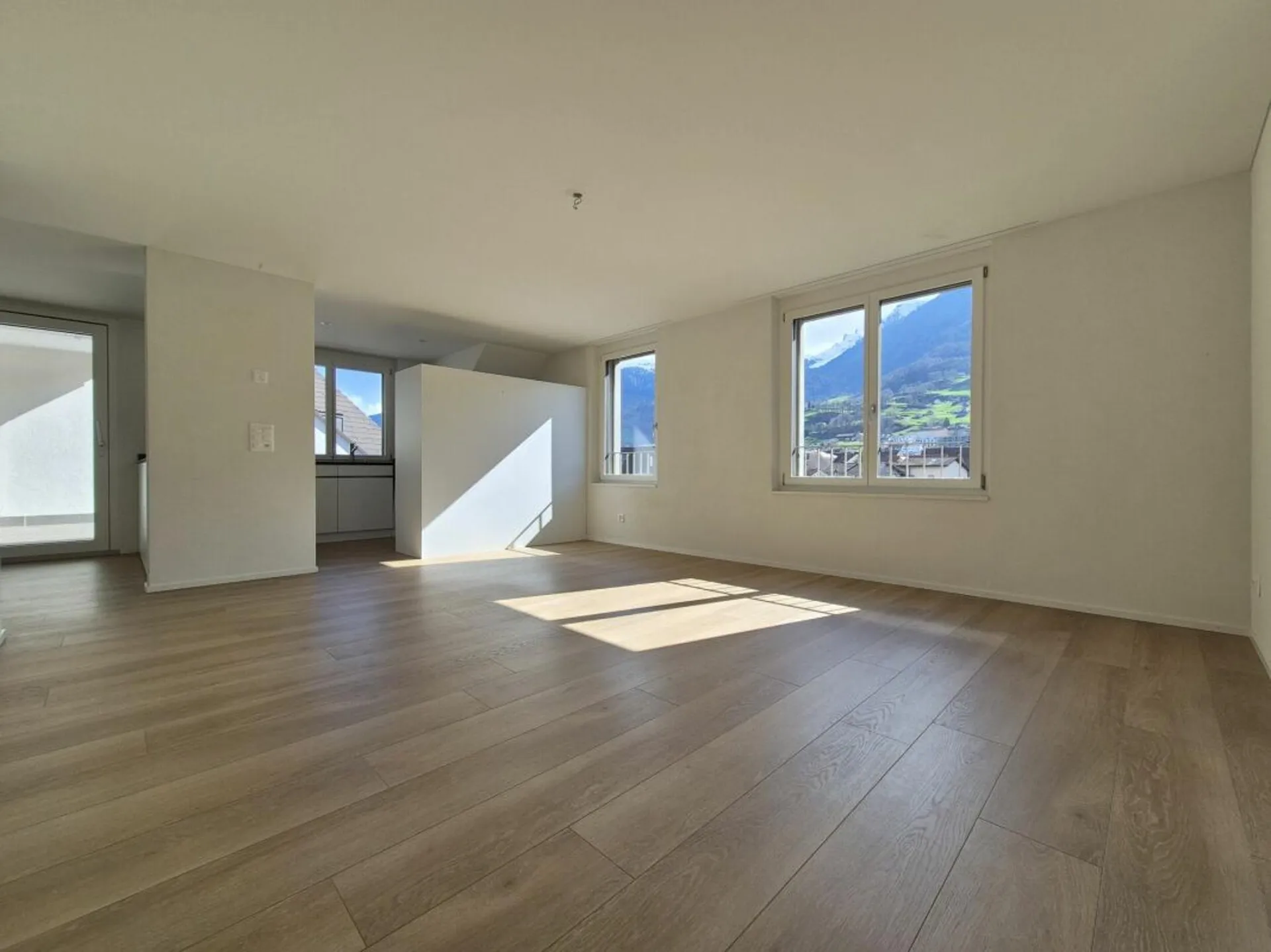 neuwertige 4.5-Zimmer-Maisonette-Wohnung mit Loggia an zentraler Lage