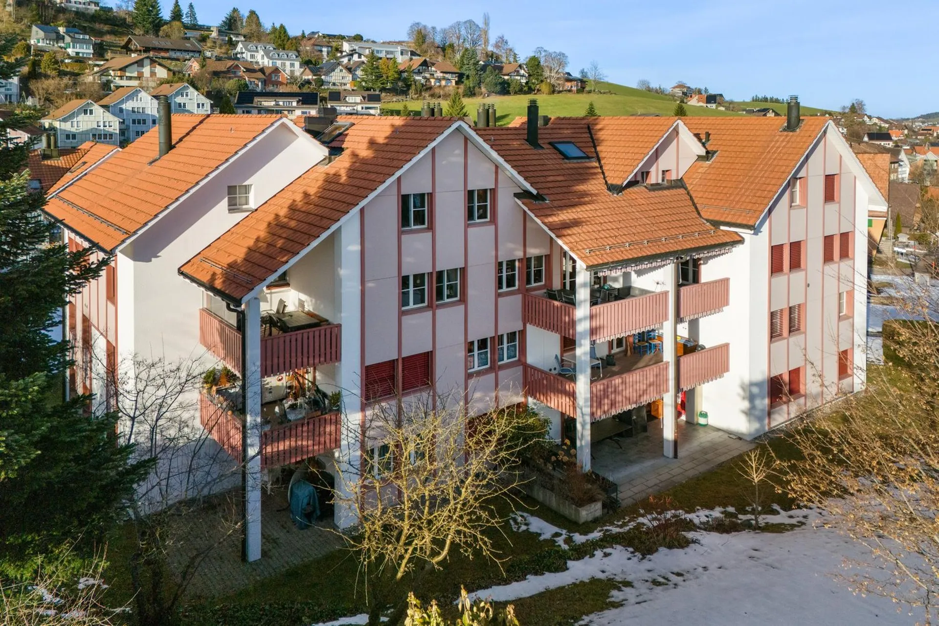 Appartement maisonnette attractif de 5,5 pièces avec balcon