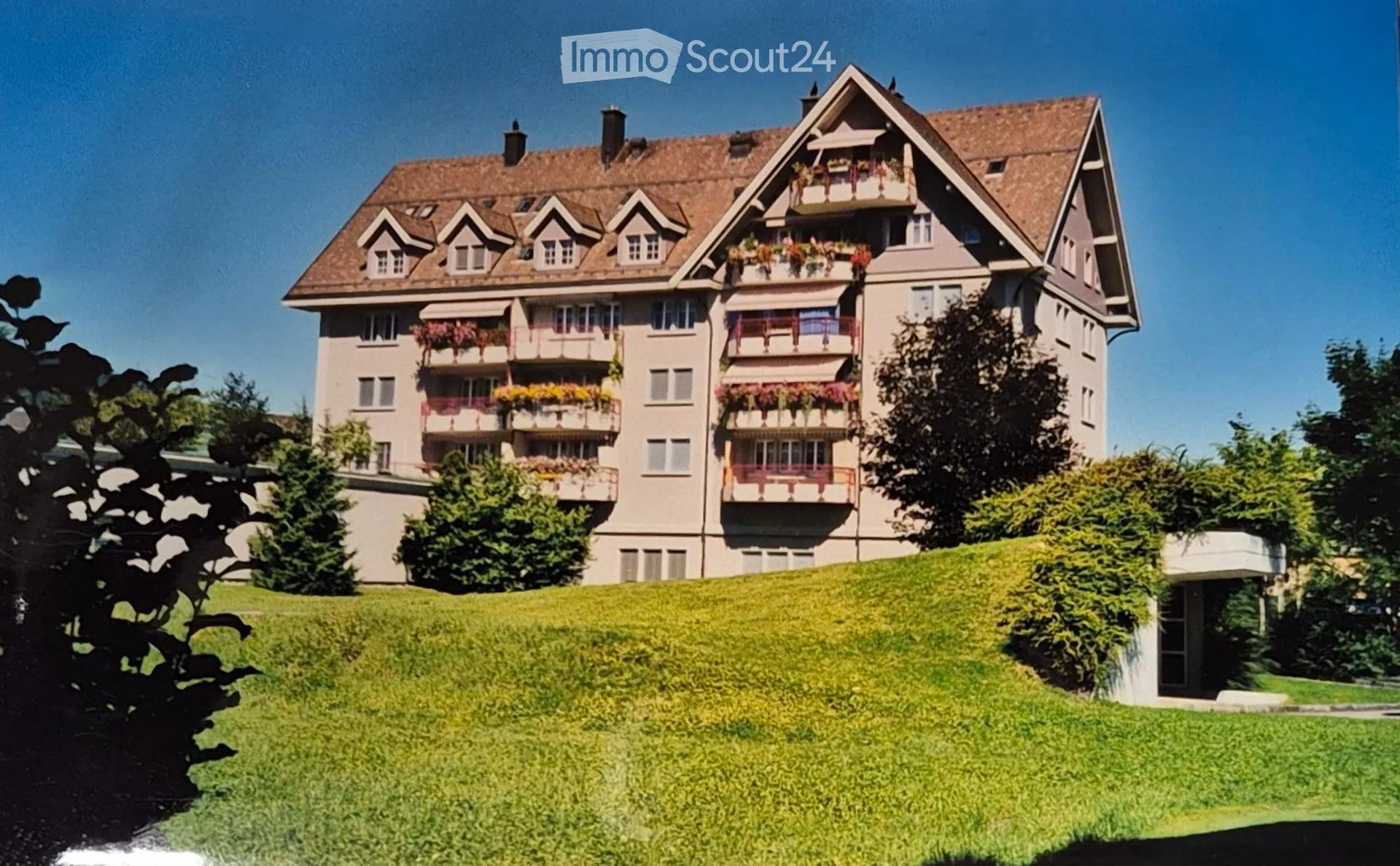 Sonnige 5½-Zi.-Wohnung im 1. Dachgeschoss mit zwei Tiefgaragenplätzen