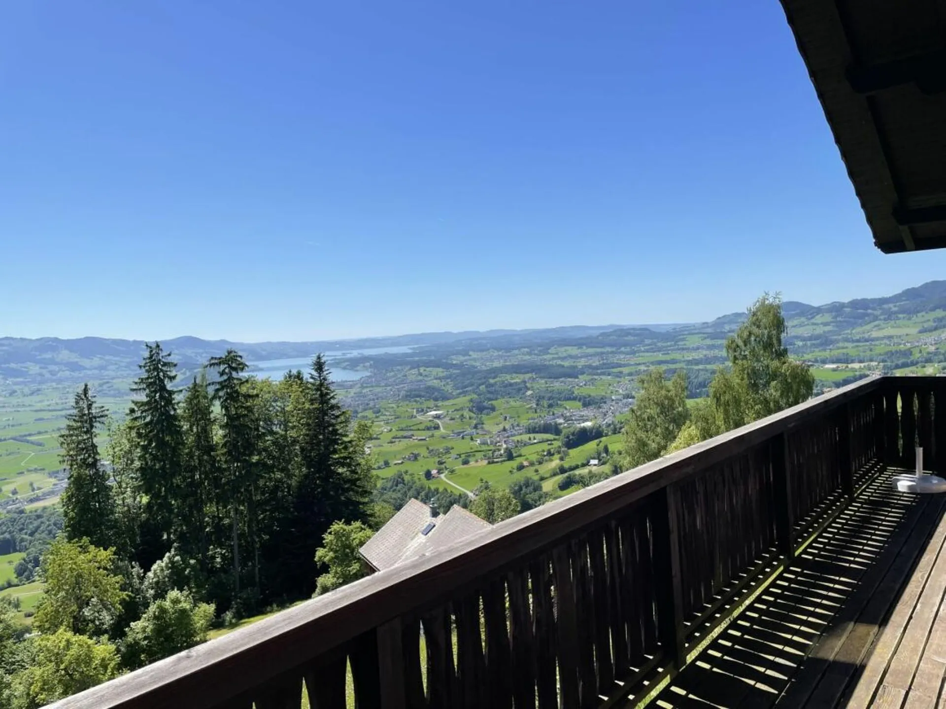 Votre paradis personnel : maison de vacances avec un panorama lacustre et montagnard à couper le souffle