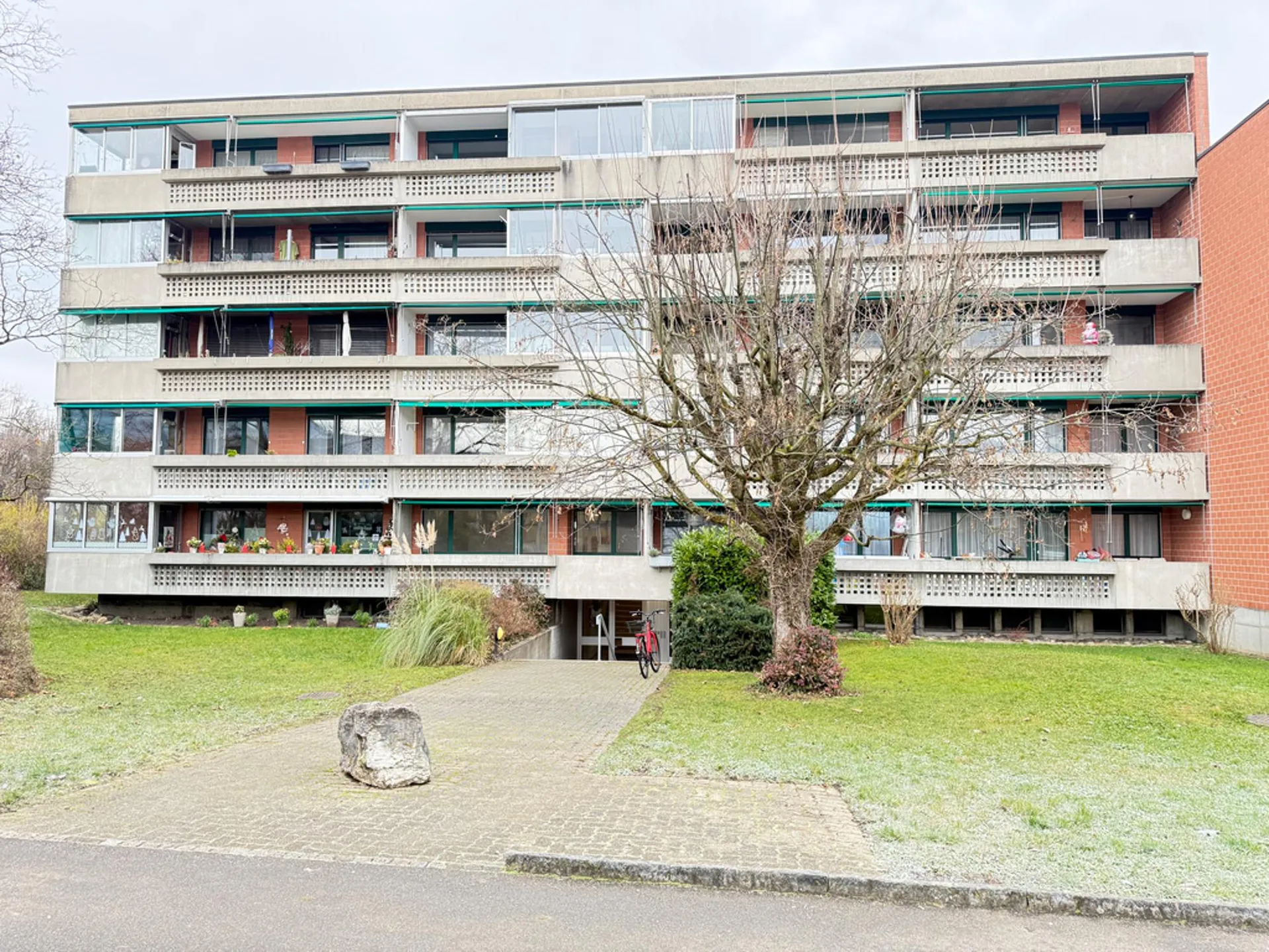 Spacious and bright apartment with balcony and parking space