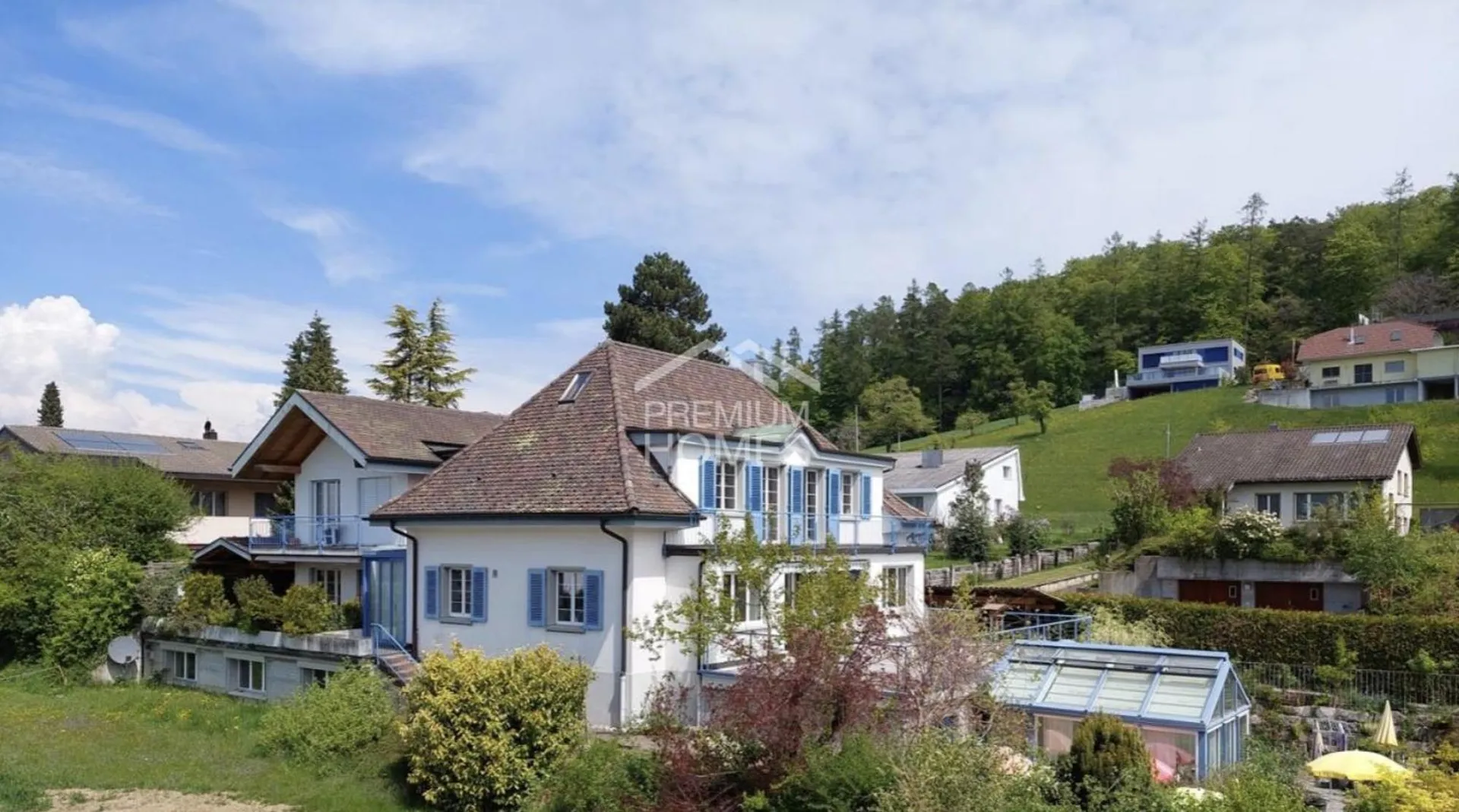 Sonnenhügel Reinach - zwei Häuser, ein Glastrakt, unbebautes Potential