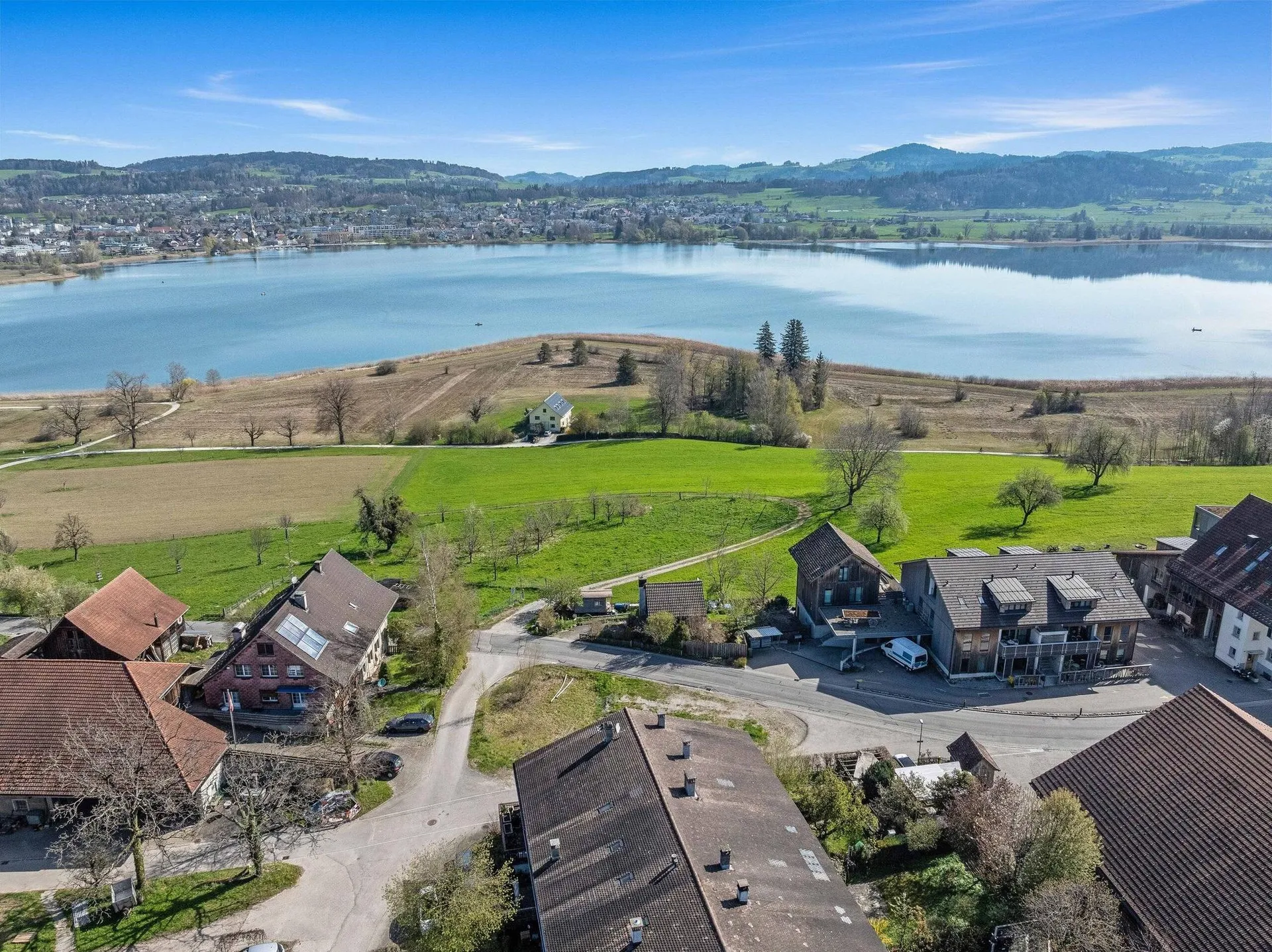 CHARMANTE MAISON MITOYENNE AVEC VUE SUR LE LAC ET POÊLE SUÉDOIS À PFÄFFIKON