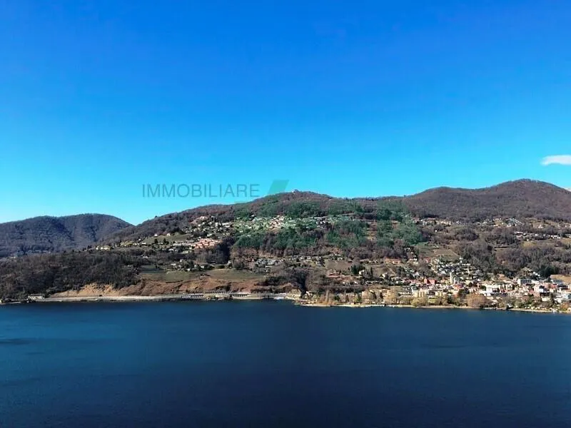 Splendido attico di 4,5 locali con spettacolare vista lago