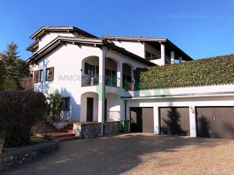 Incantevole villa dalle linee armoniose e moderne, immersa nei vigneti