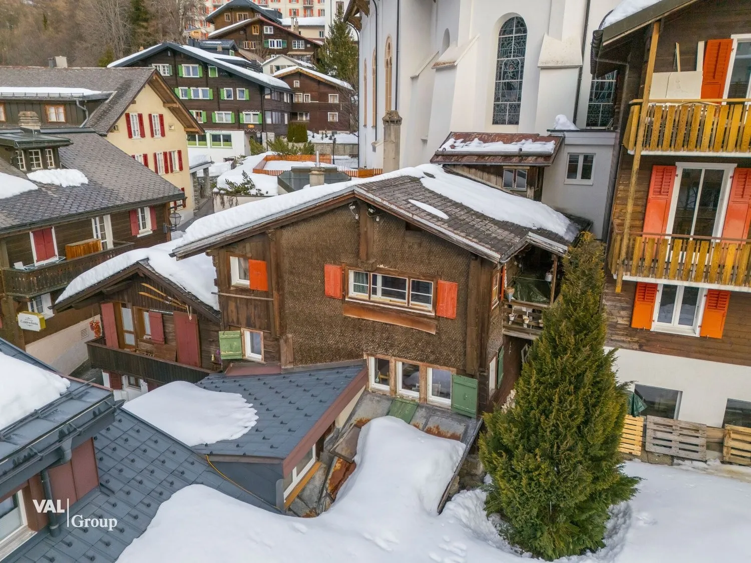 Traditionelles Walliser-Haus im Dorfkern von Leukerbad