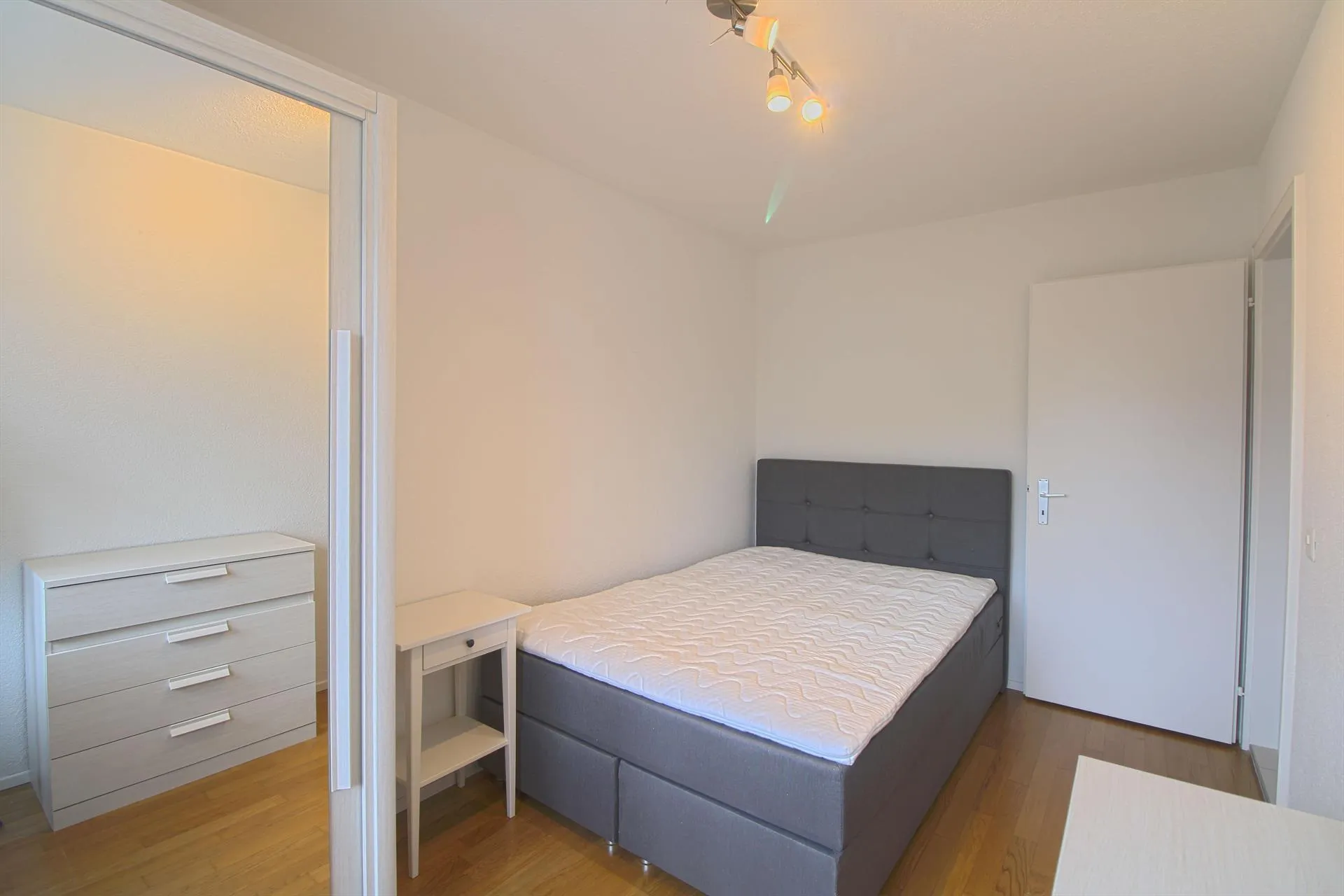 Möbliertes Zimmer in modernisierter Wohnung an top Lage