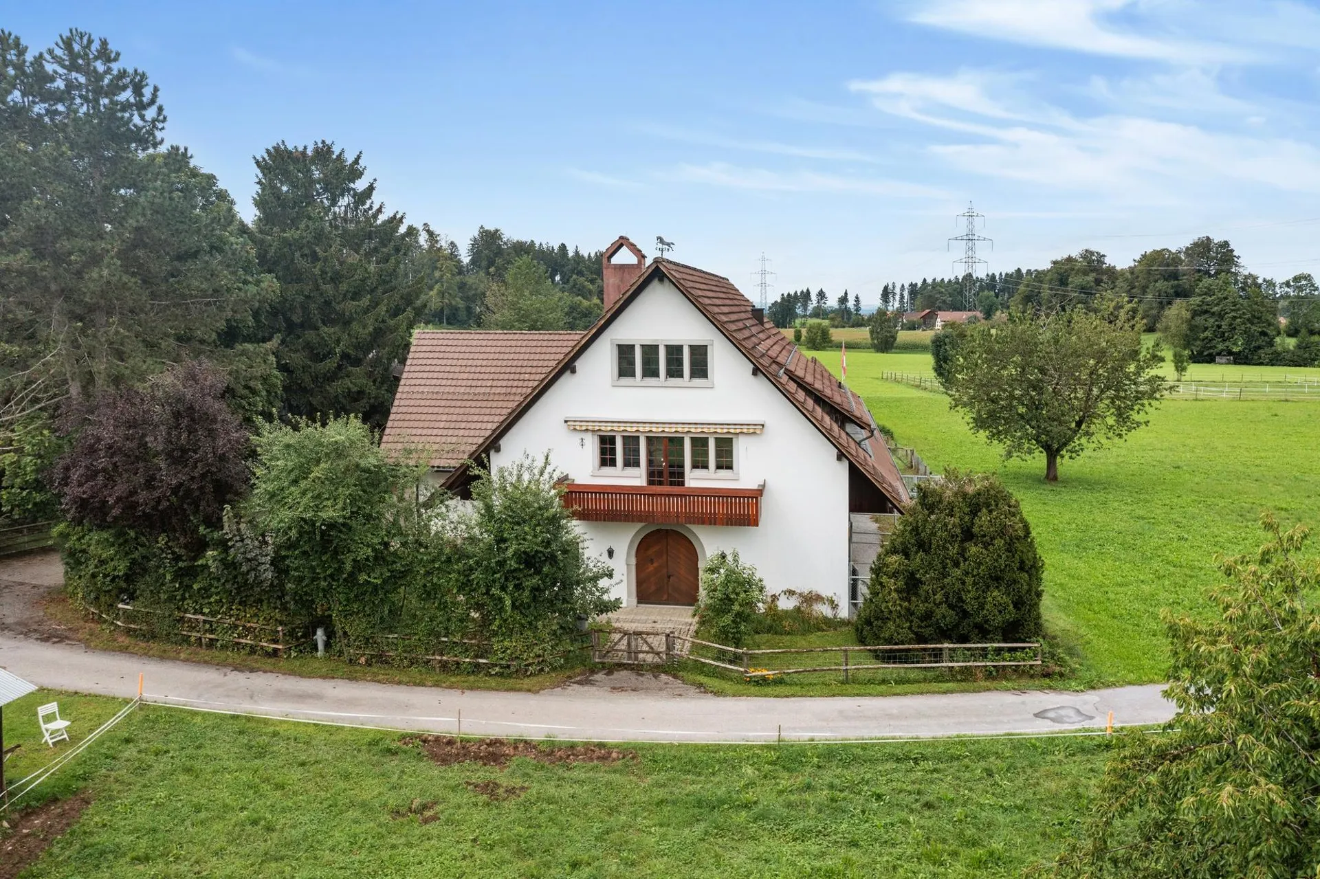 Reithof mit 4-5 Boxen und Reithalle
