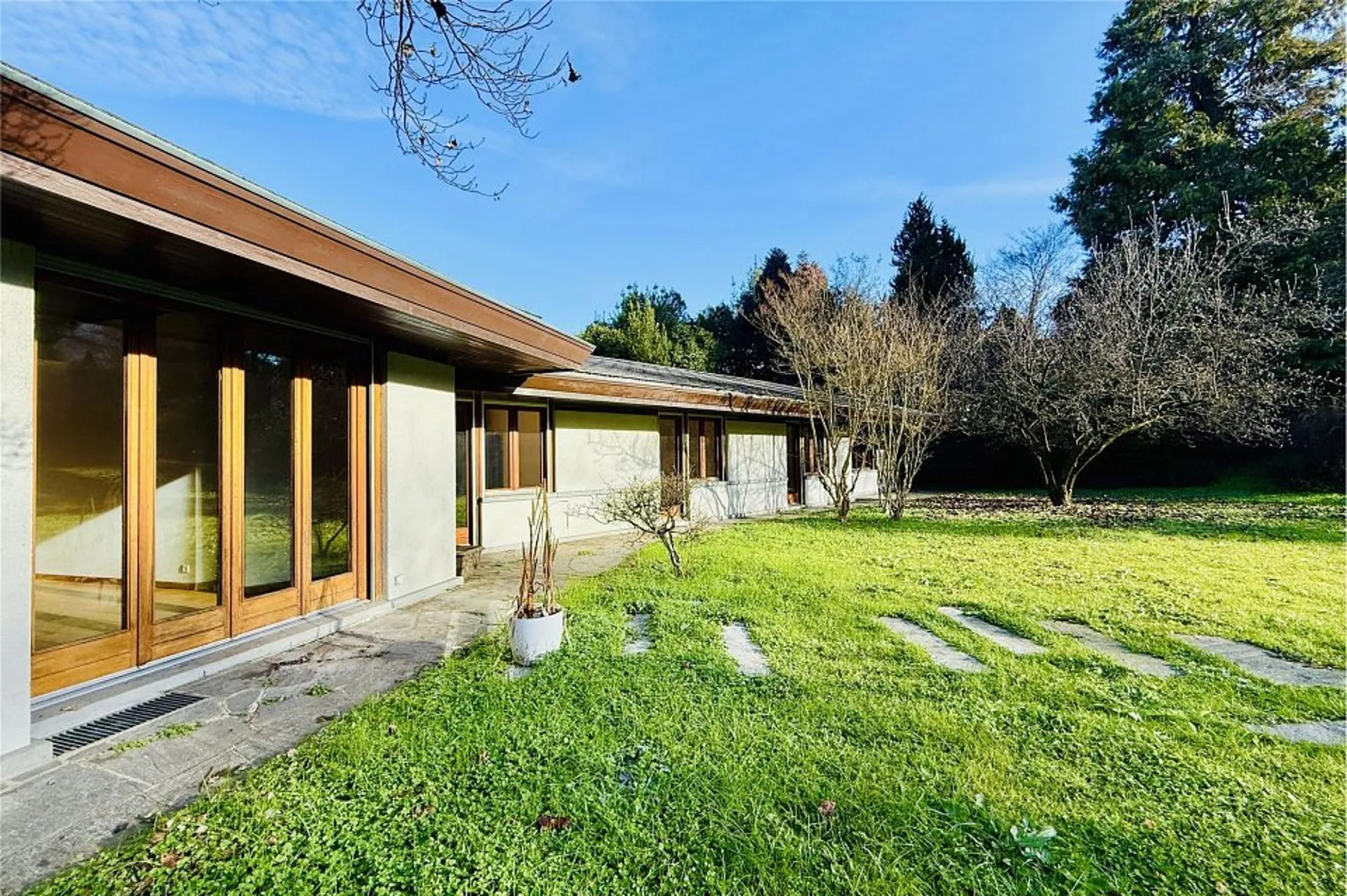Elegante Villa mit Pool und privatem Garten in Gentilino
