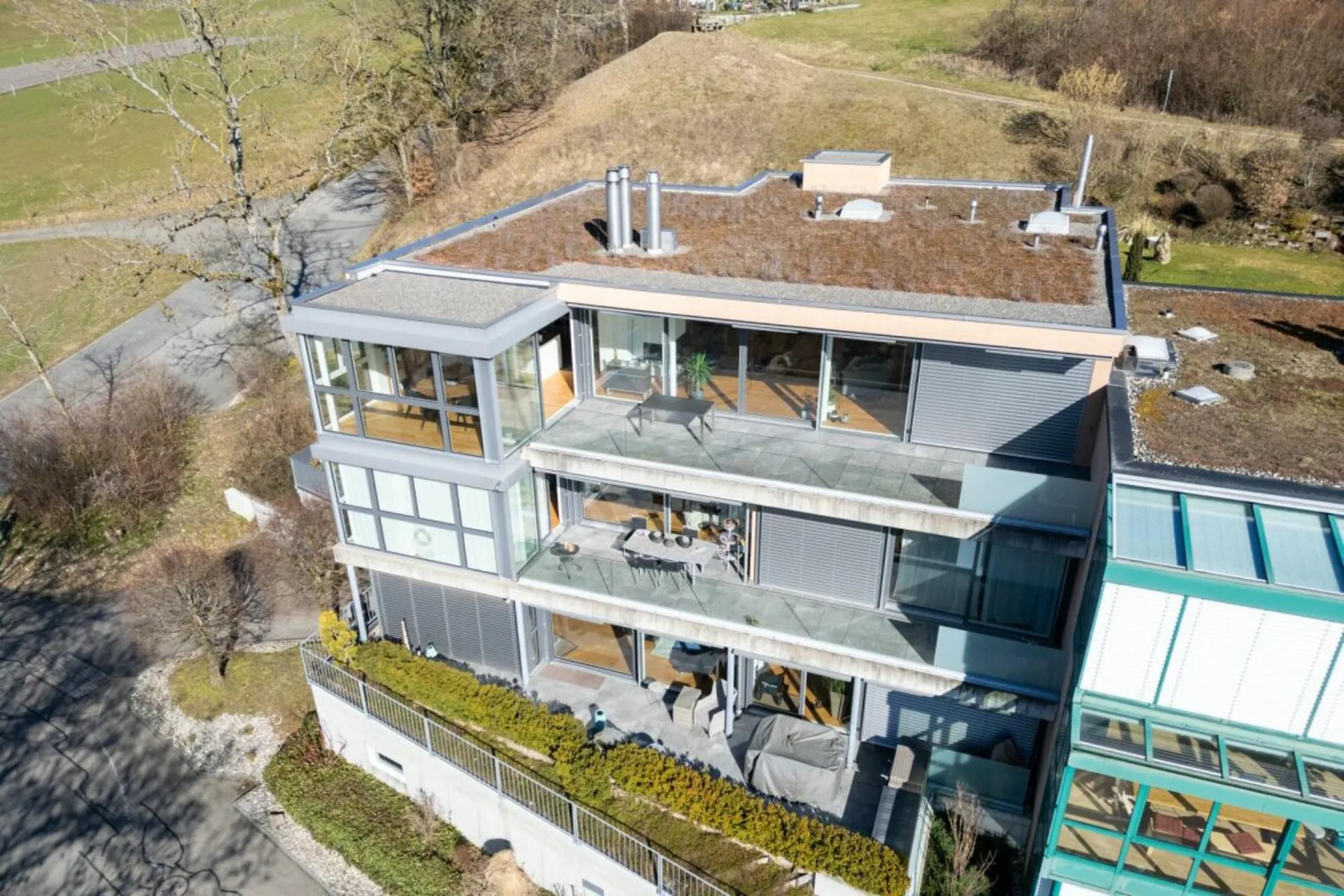 Appartamento attico esclusivo in posizione ideale con vista spettacolare sulle montagne e sul lago