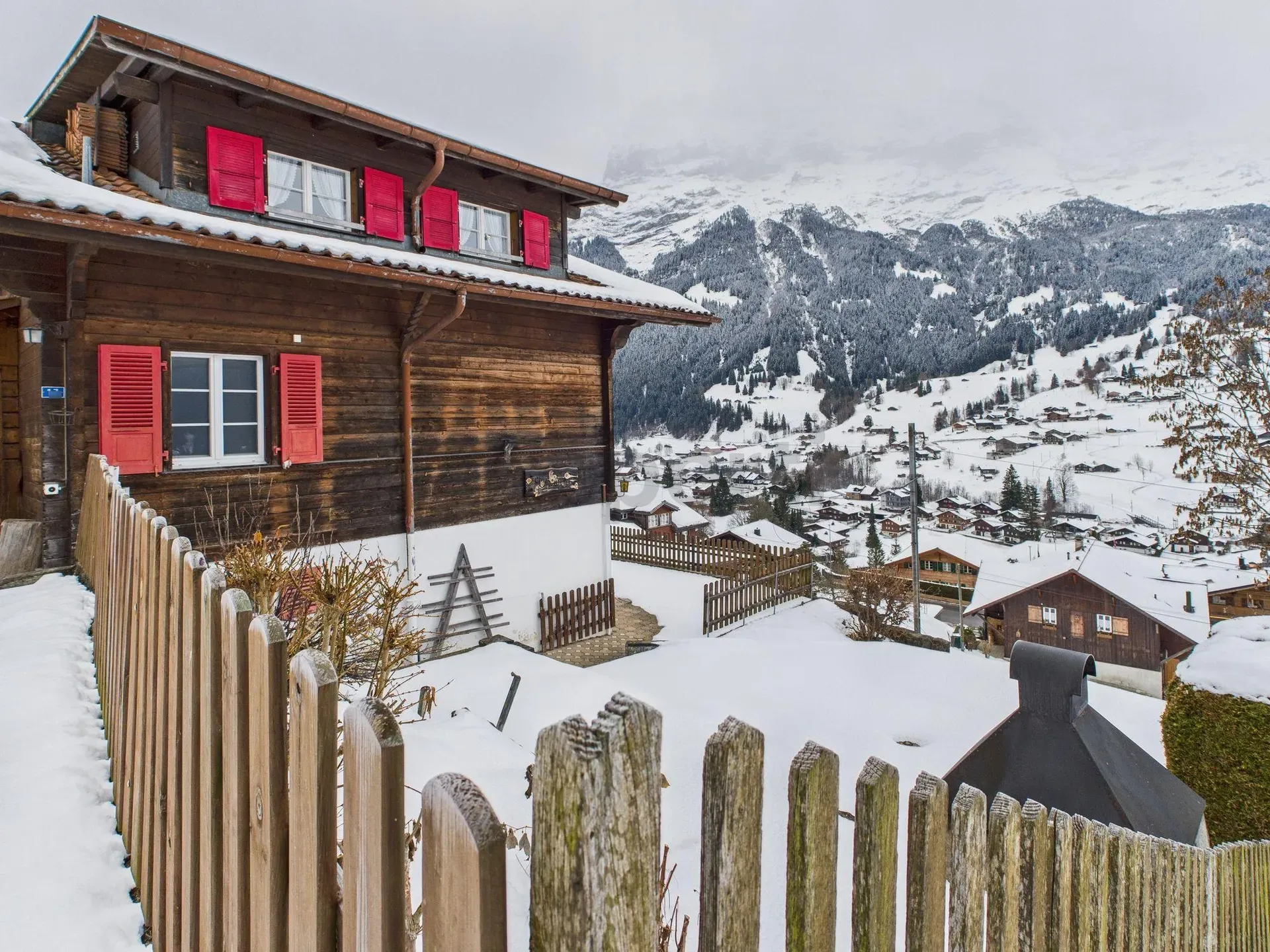 Grosszuegiges 8-Zimmer-Einfamilienhaus mit 2 Balkonen und Garten in Grindelwald