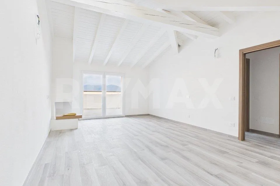 La vostra casa tra l'Italia e la Svizzera con una vista panoramica ...