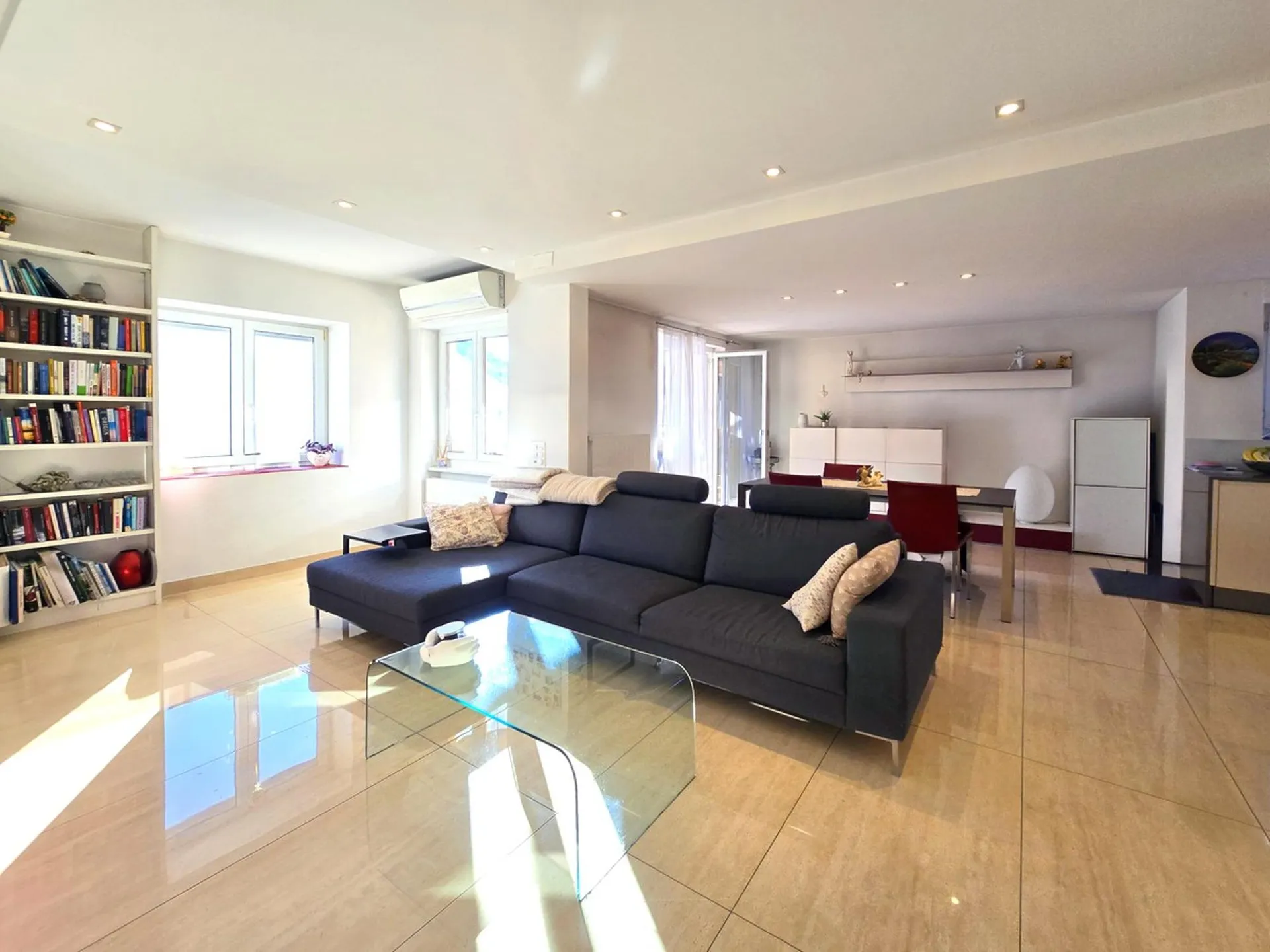 Raffiniertes 4,5-Zimmer-Wohnung, komplett renoviert mit Terrasse und Kamin.