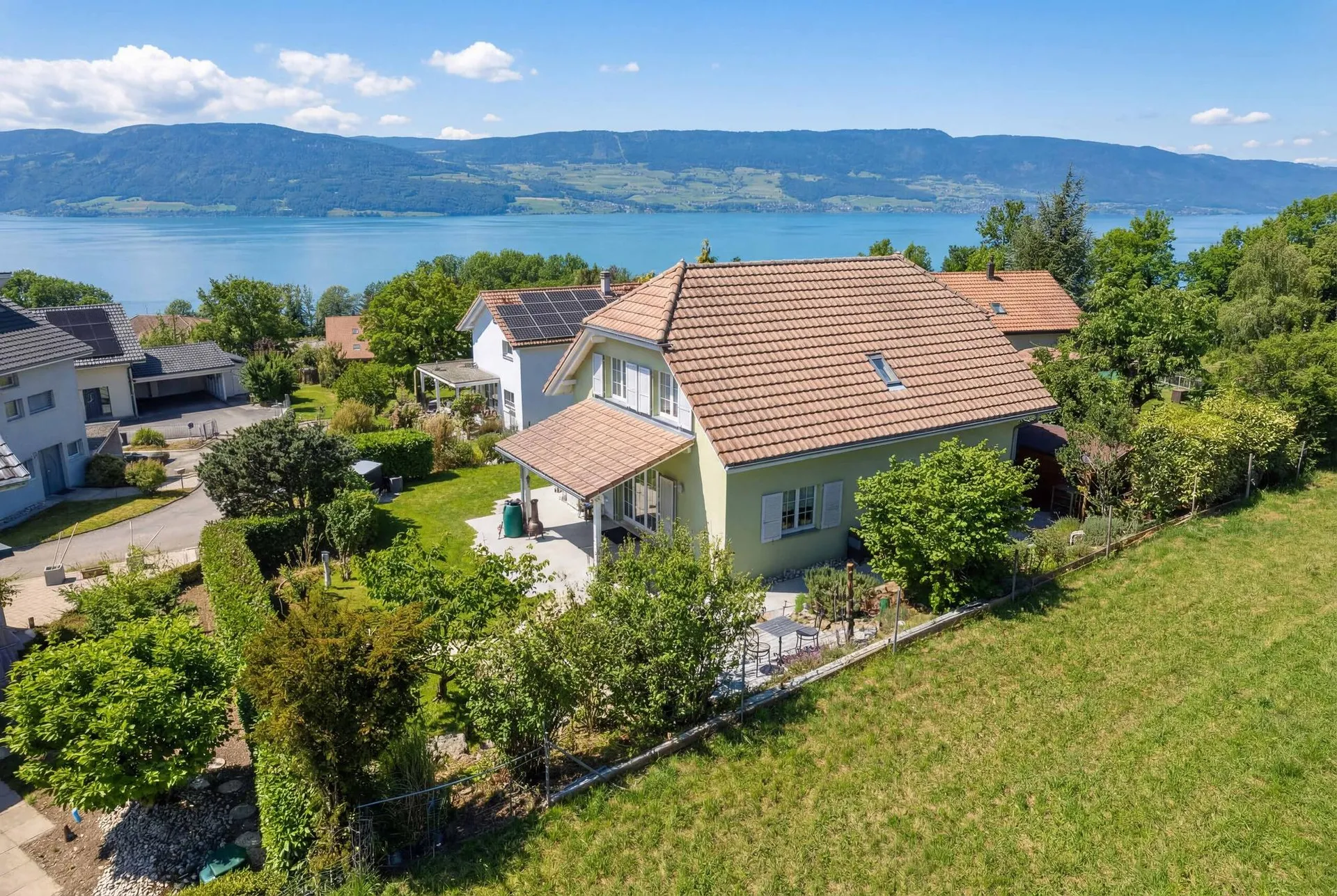 VILLA INDÉPENDANTE AVEC VUE SUR LE LAC DE NEUCHÂTEL