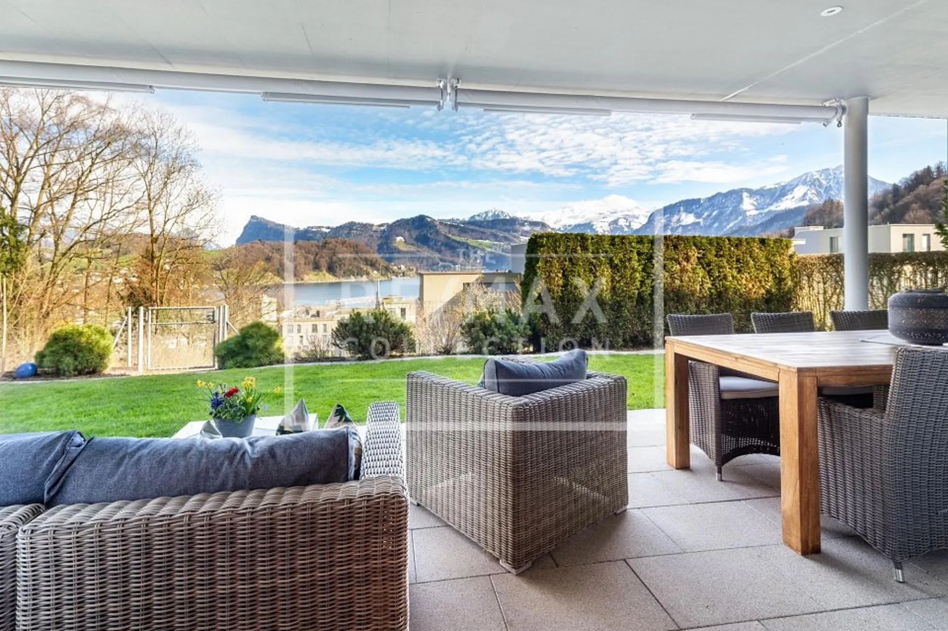 Dreamy 3.5-room apartment with lake view