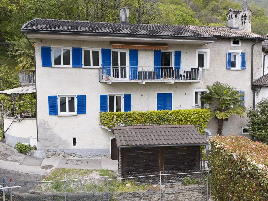 Casa unifamiliare con due unità abitative indipendenti a Mezzovico-...