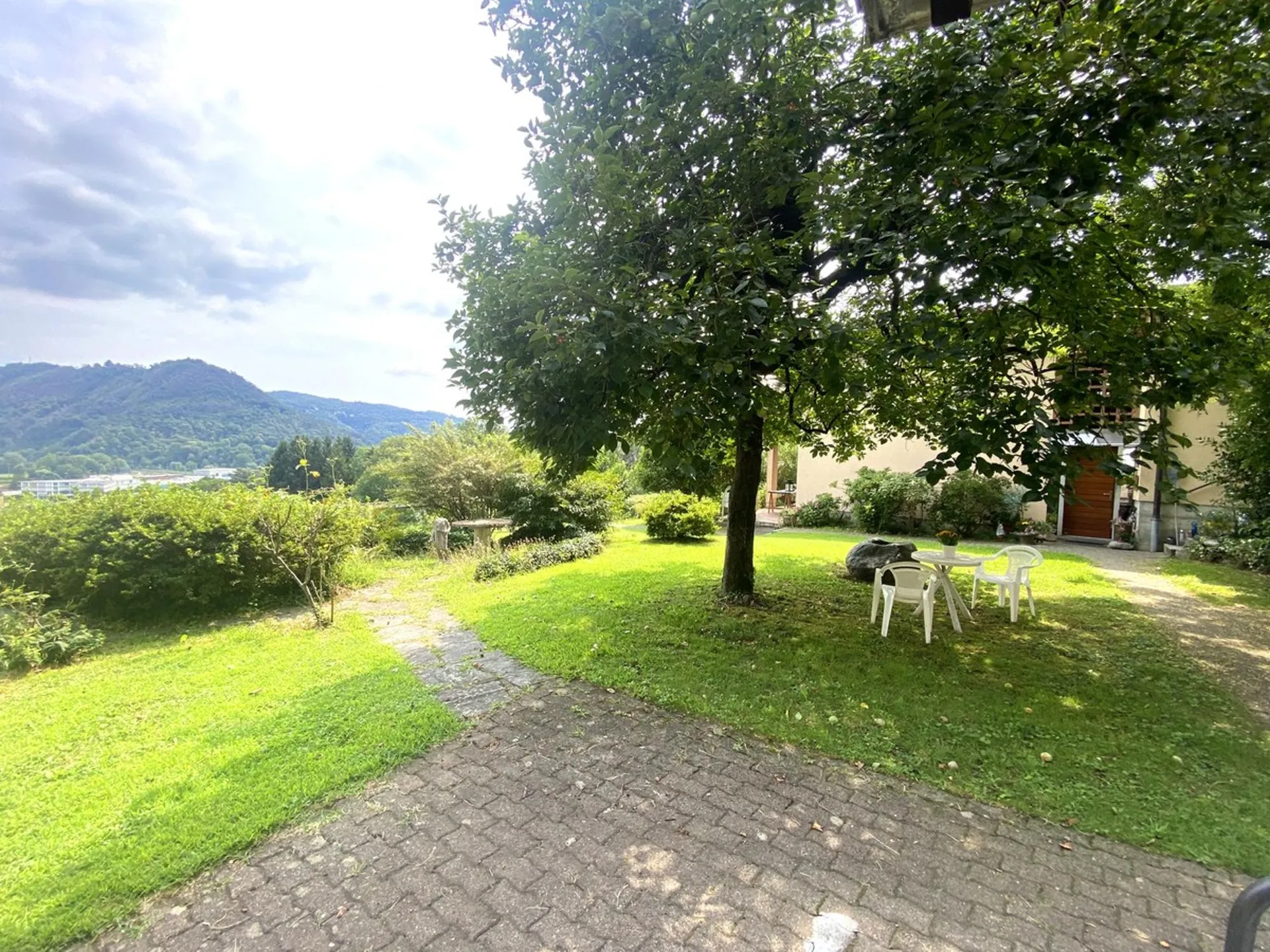 Tessiner Haus aus dem 15. Jahrhundert mit 15 Räumen und Entwicklungspotenzial