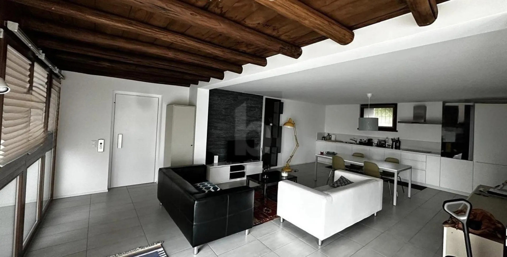 Elegantes 3.5-Zimmer-Apartment mit Balkon, komplett renoviert in einer Hofanlage in Stabio