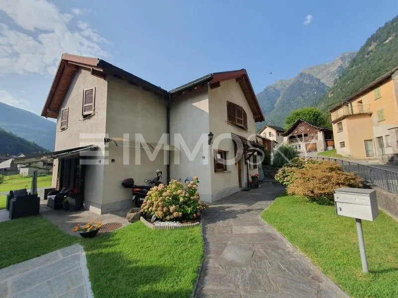 Casa indipendente con panorama montano e spazi all’aperto